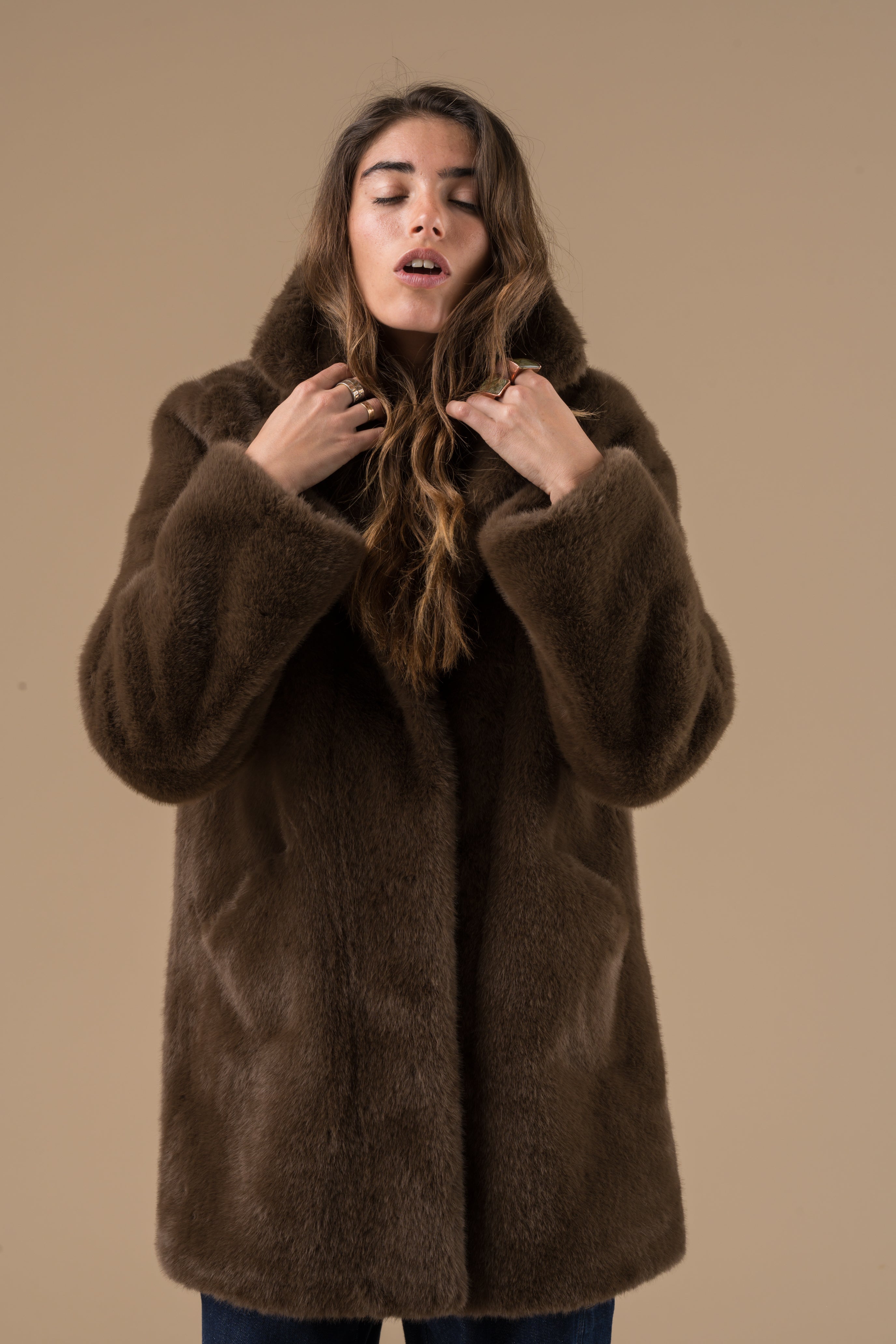 Veste Fourrure Femme Tatiana Chocolat – Adoré Paris | Manteau Hiver Doux & Élégant