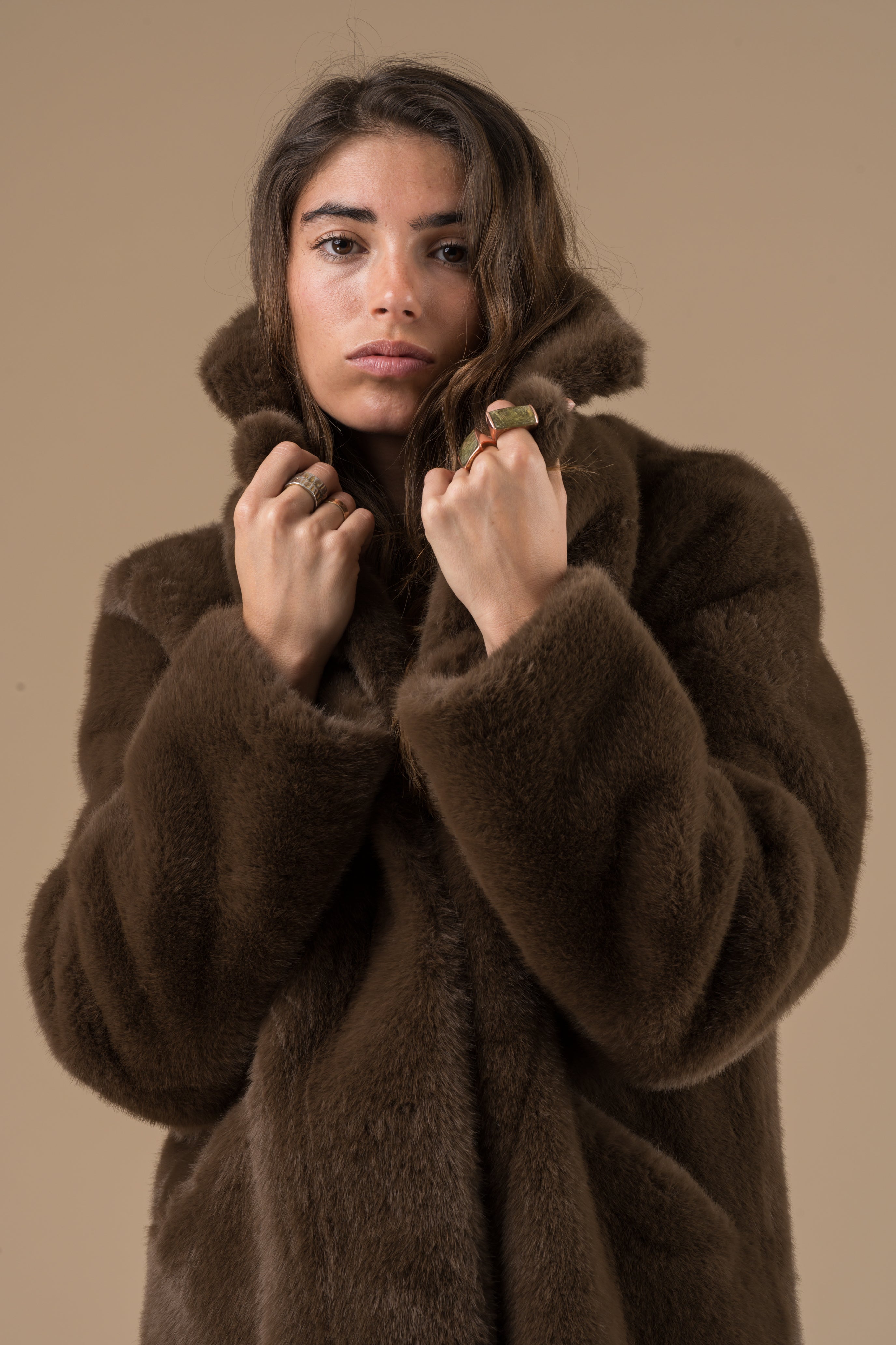 Veste Fourrure Femme Tatiana Chocolat – Adoré Paris | Manteau Hiver Doux & Élégant