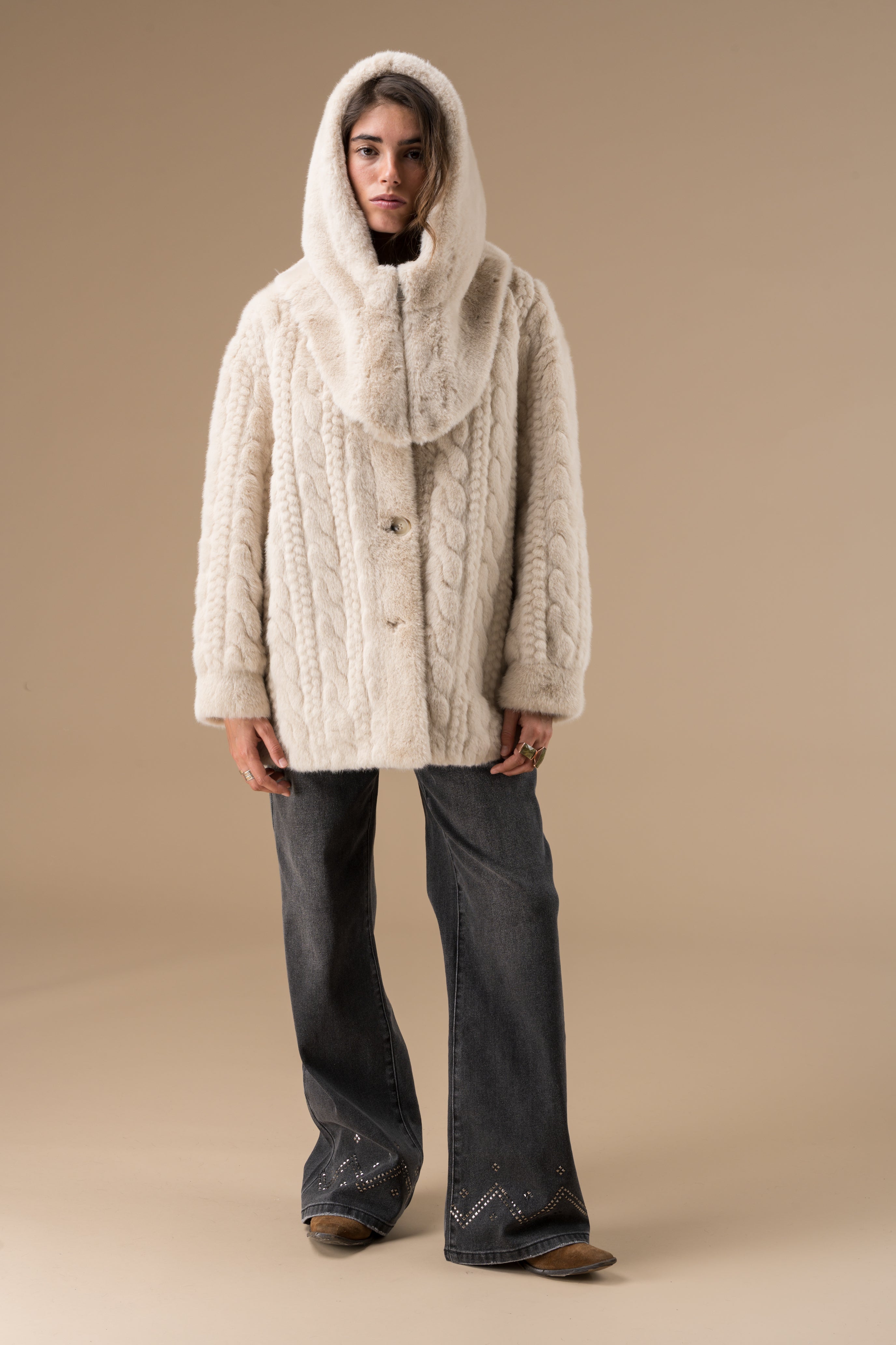 Cagoule en fausse fourrure Beige Adoré Paris femme – hiver chaud et élégant