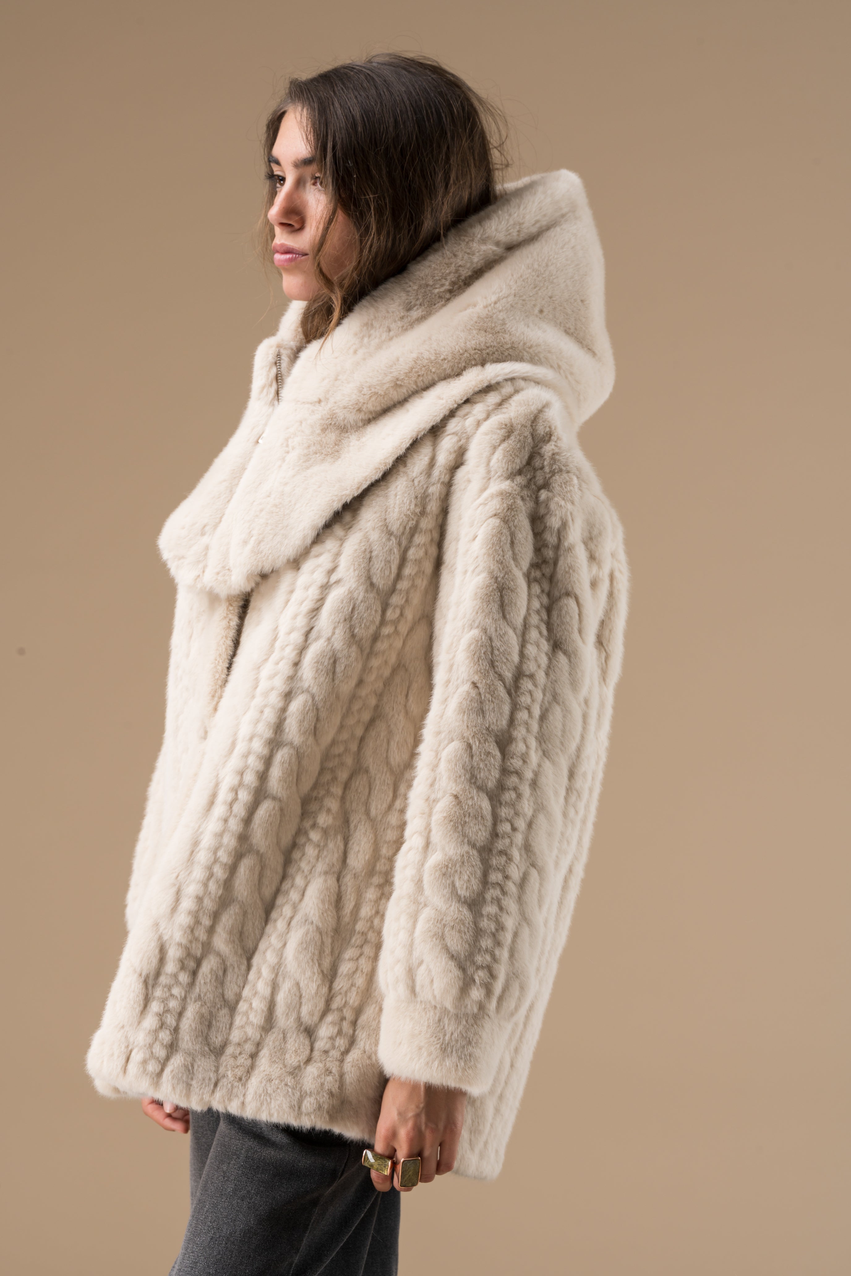 Cagoule en fausse fourrure Beige Adoré Paris femme – hiver chaud et élégant