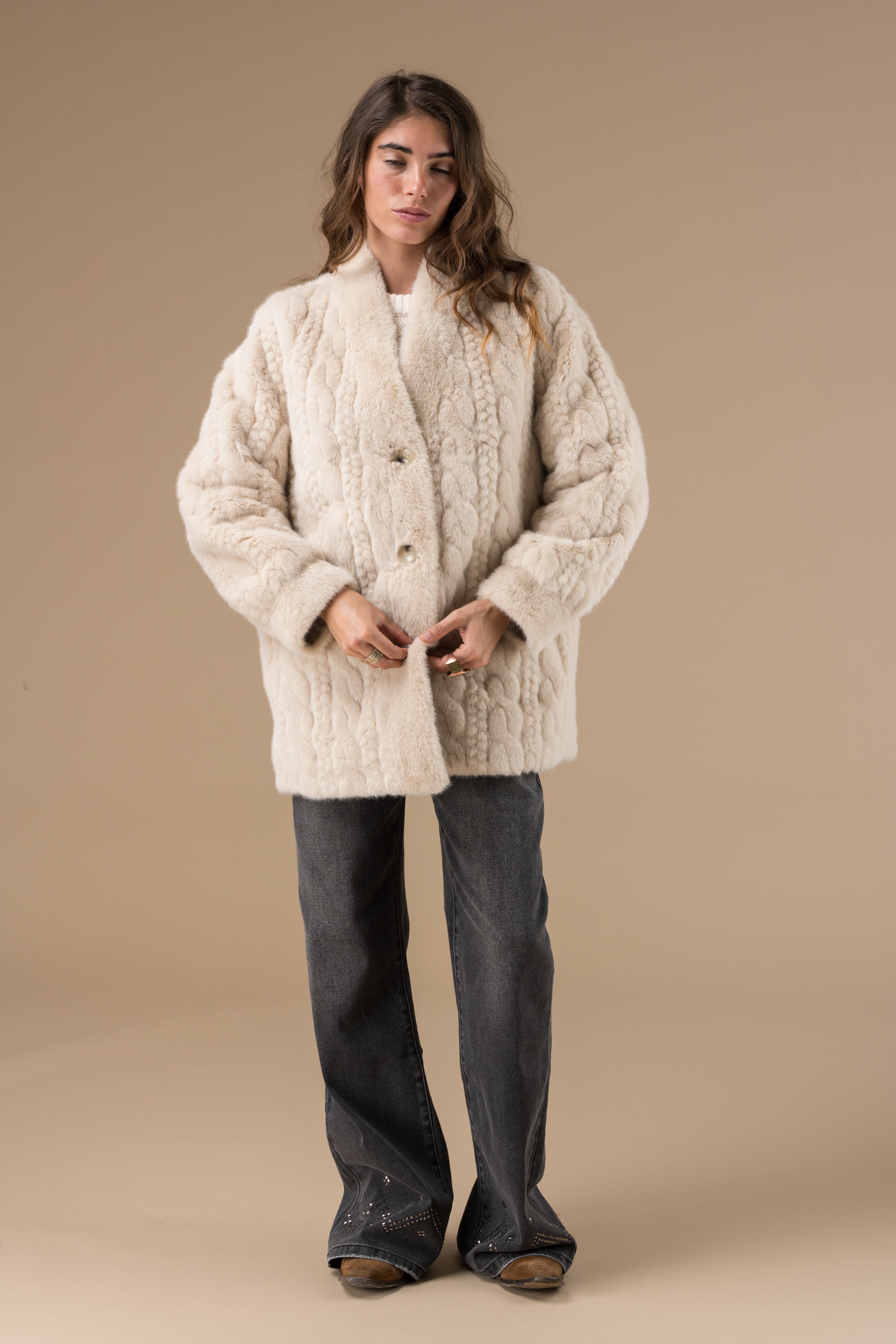 Veste Fausse Fourrure Ecru Femme – Veronica Adoré Paris | Douce, Chaude, Élégante – Manteaux Hiver Urban Chic