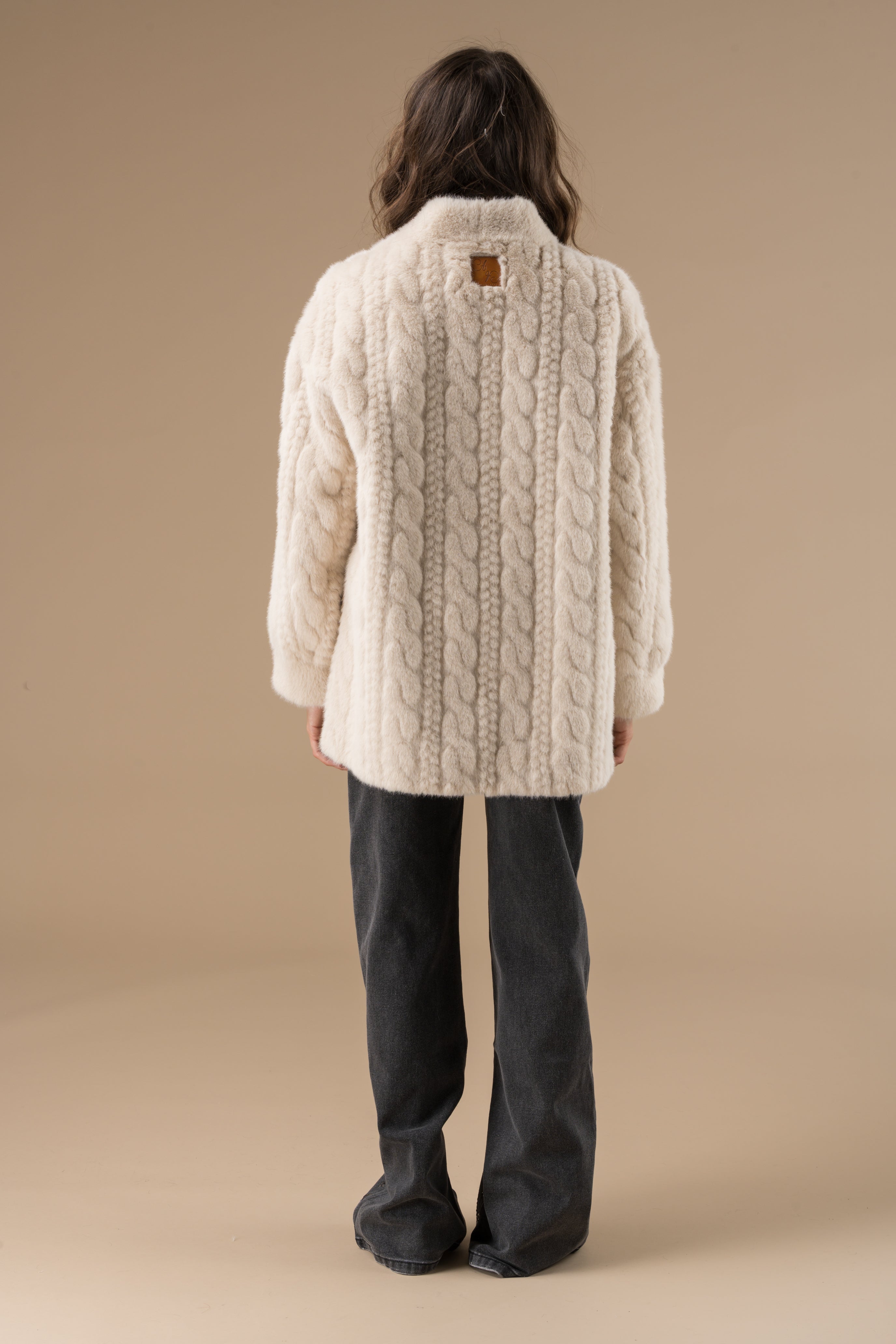 Veste Fausse Fourrure Ecru Femme – Veronica Adoré Paris | Douce, Chaude, Élégante – Manteaux Hiver Urban Chic