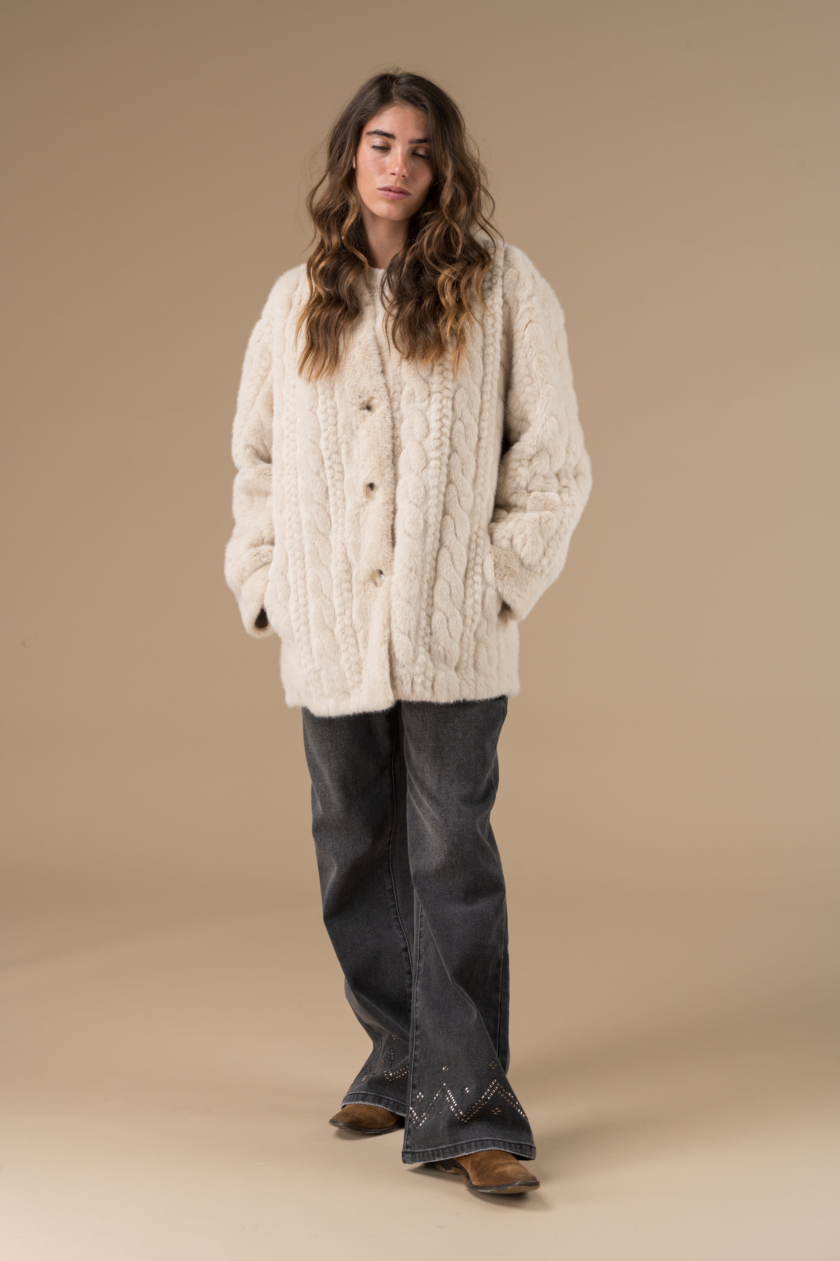 Veste Fausse Fourrure Ecru Femme – Veronica Adoré Paris | Douce, Chaude, Élégante – Manteaux Hiver Urban Chic