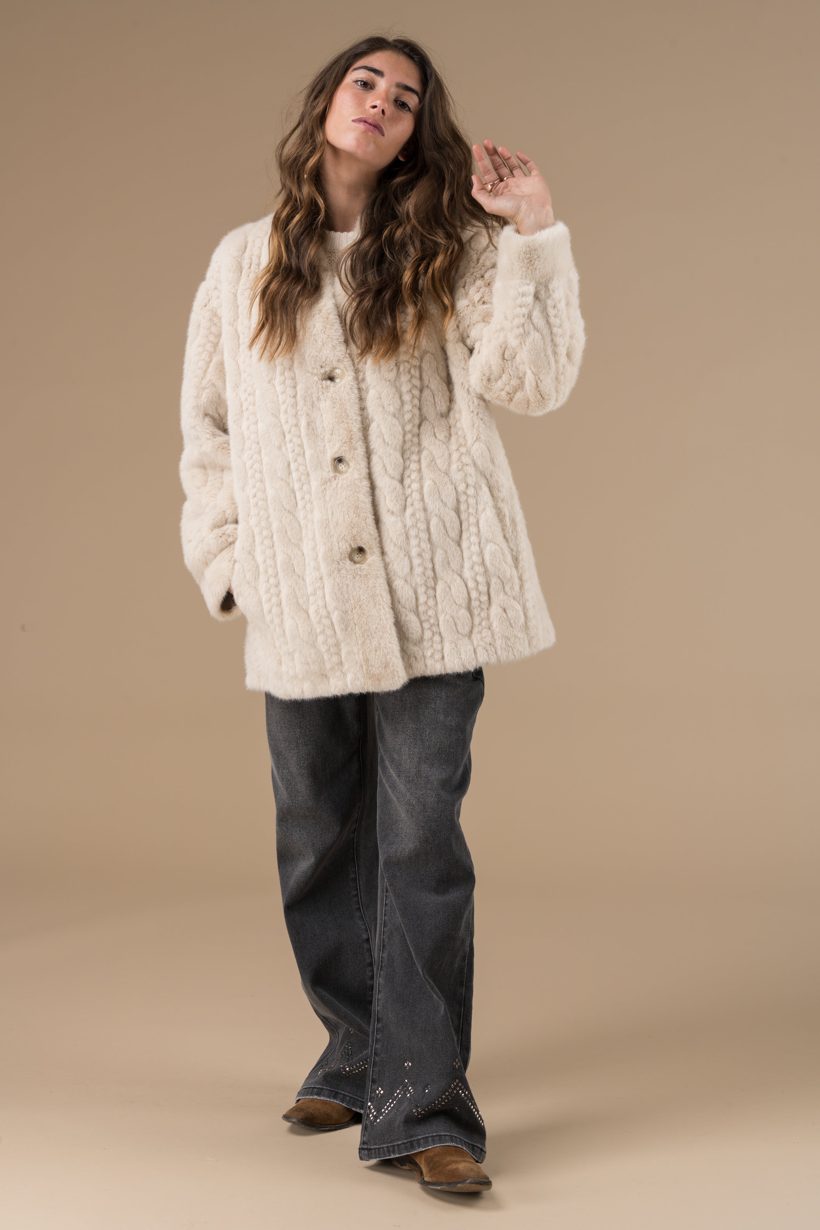 Veste Fausse Fourrure Ecru Femme – Veronica Adoré Paris | Douce, Chaude, Élégante – Manteaux Hiver Urban Chic