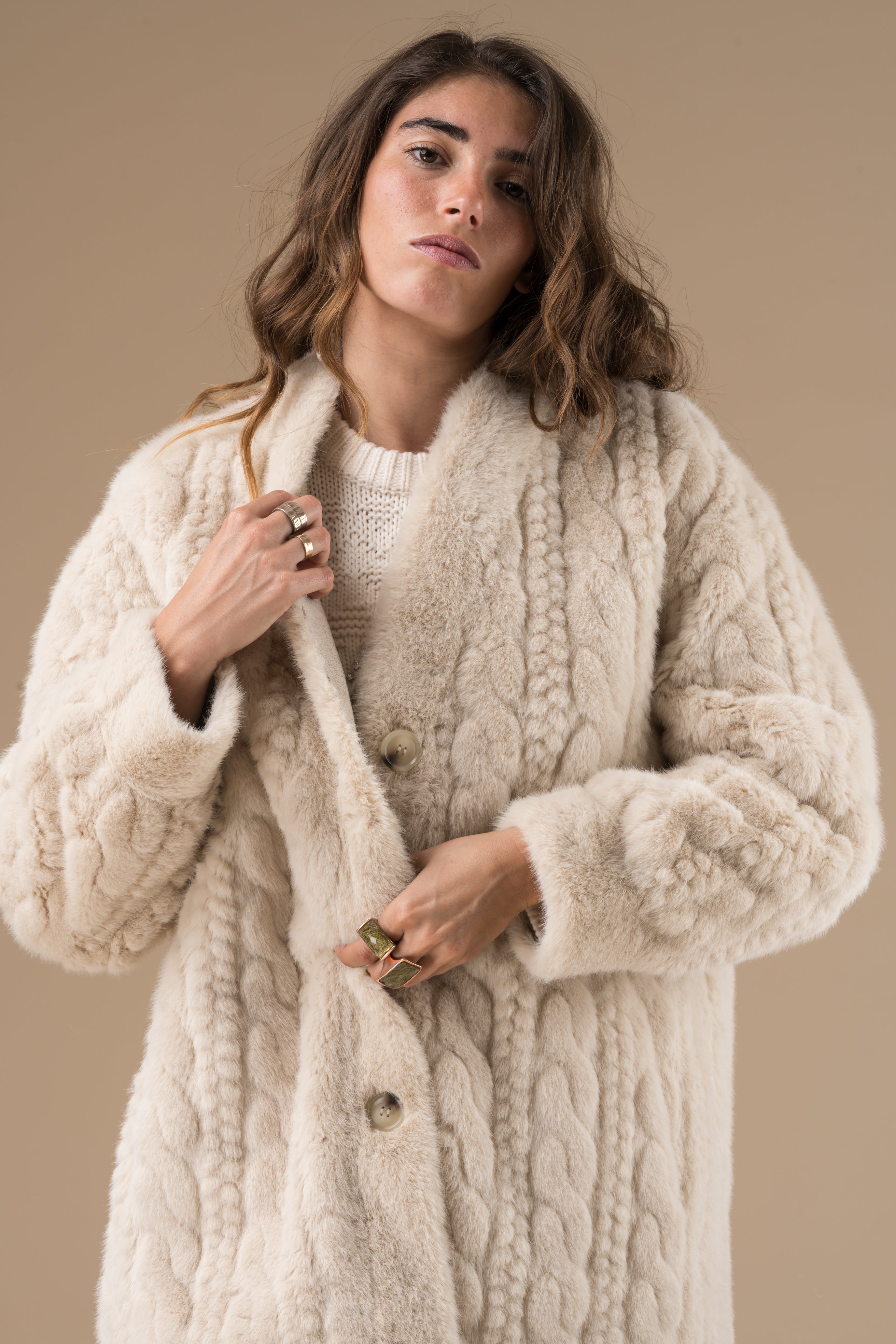 Veste Fausse Fourrure Ecru Femme – Veronica Adoré Paris | Douce, Chaude, Élégante – Manteaux Hiver Urban Chic