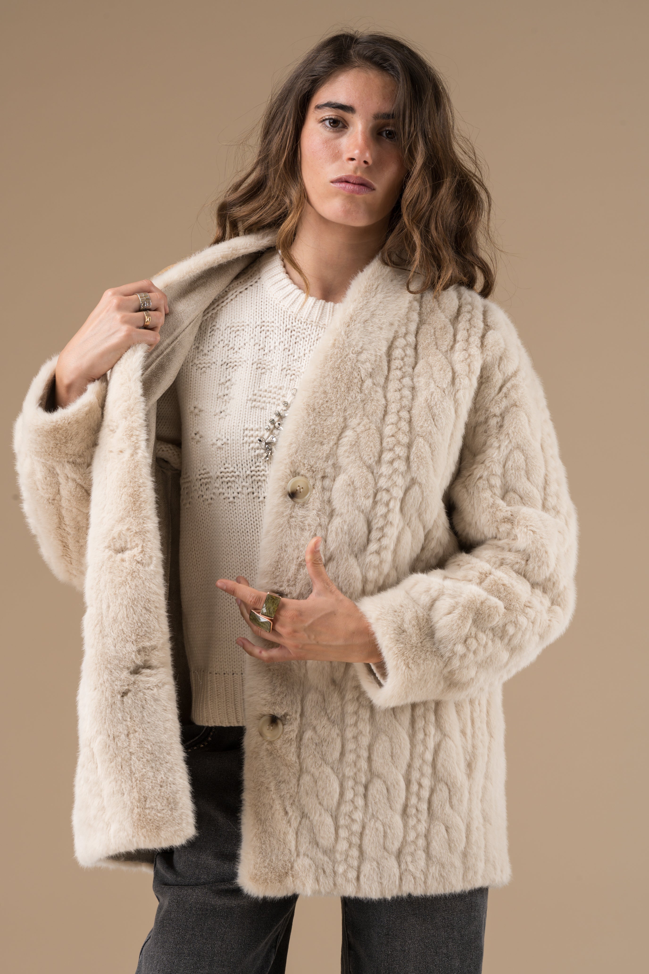 Veste Fausse Fourrure Ecru Femme – Veronica Adoré Paris | Douce, Chaude, Élégante – Manteaux Hiver Urban Chic