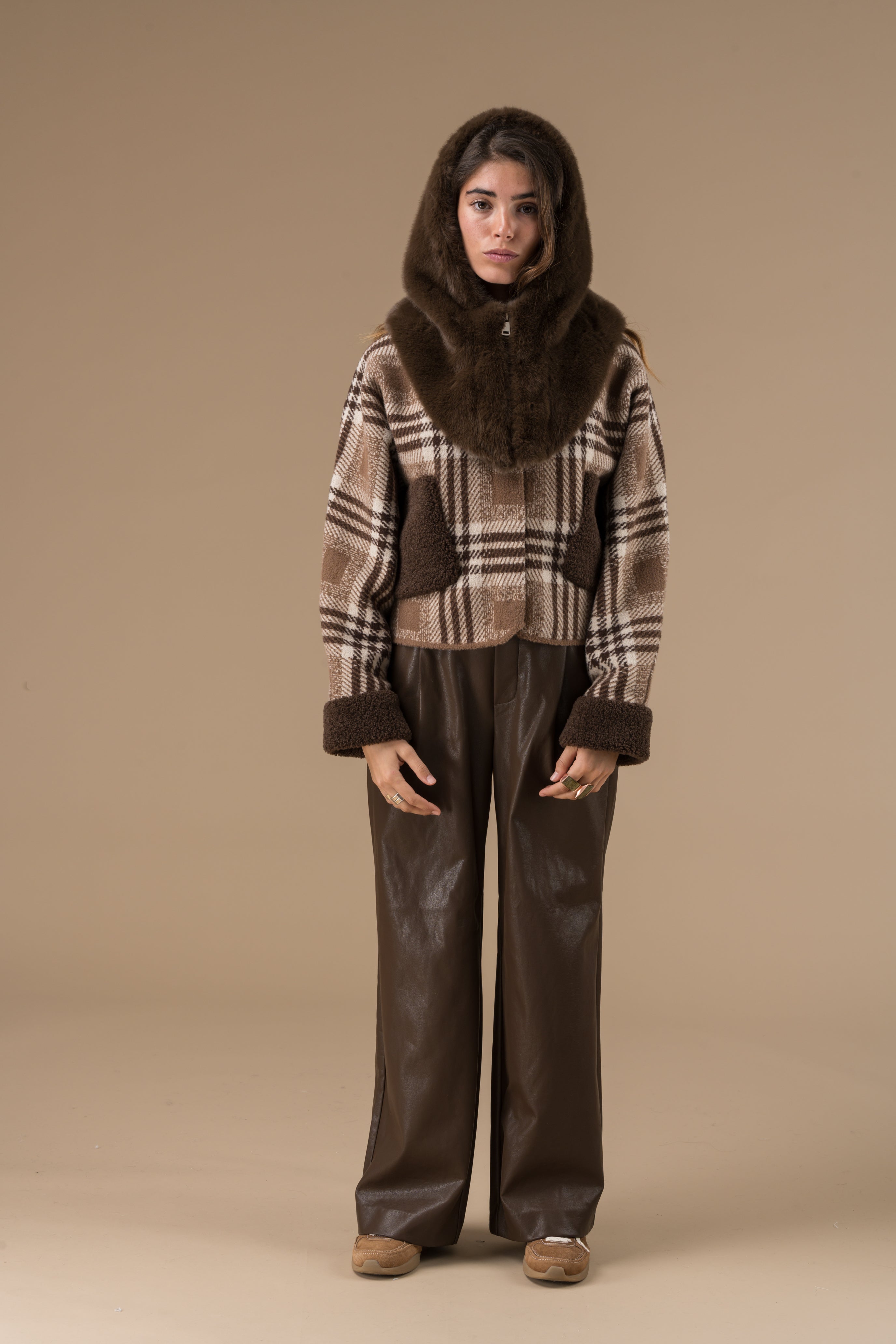 Cagoule en fausse fourrure chocolat Adoré Paris femme – hiver chaud et élégant