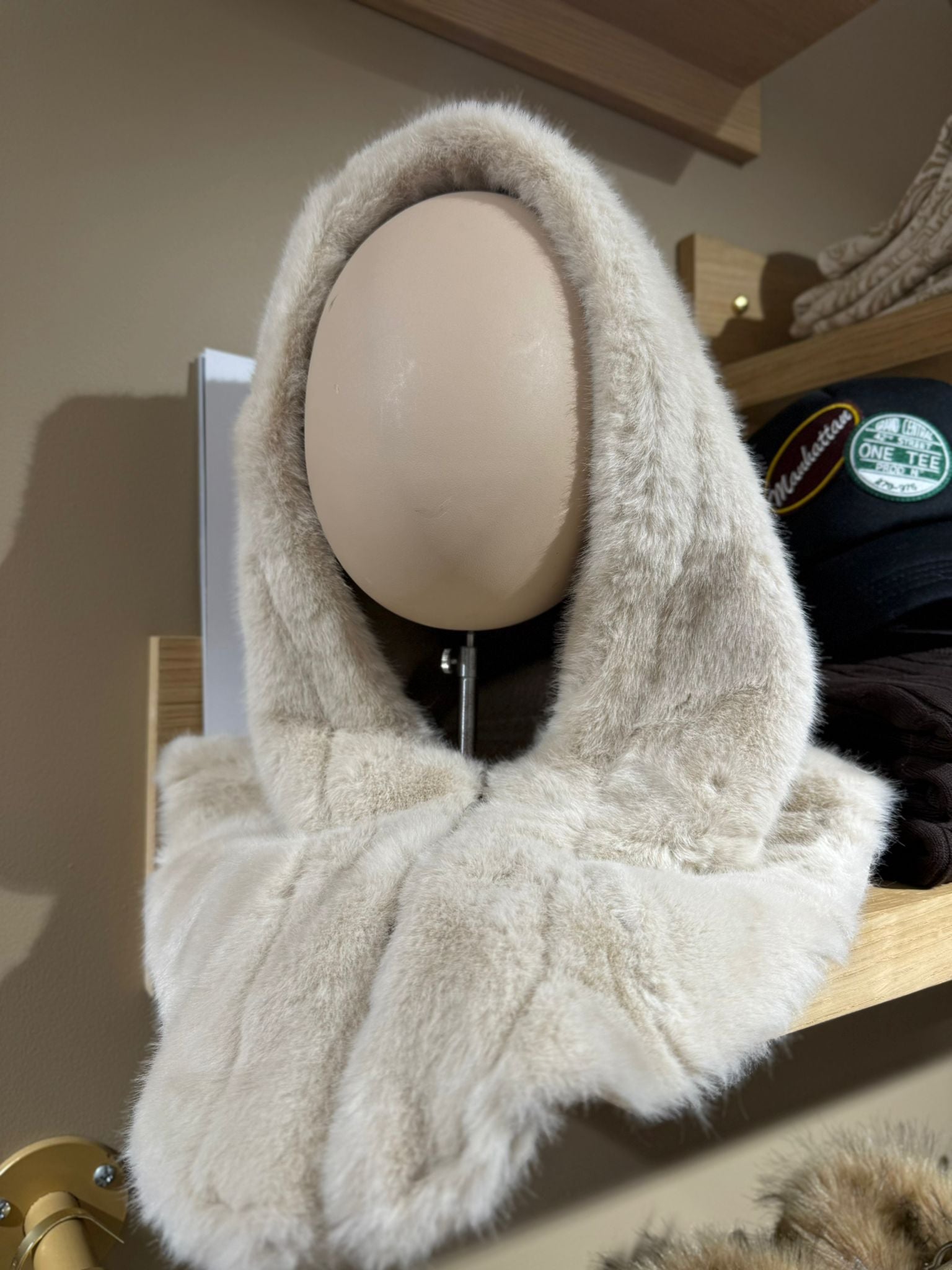 Cagoule en fausse fourrure Beige Adoré Paris femme – hiver chaud et élégant
