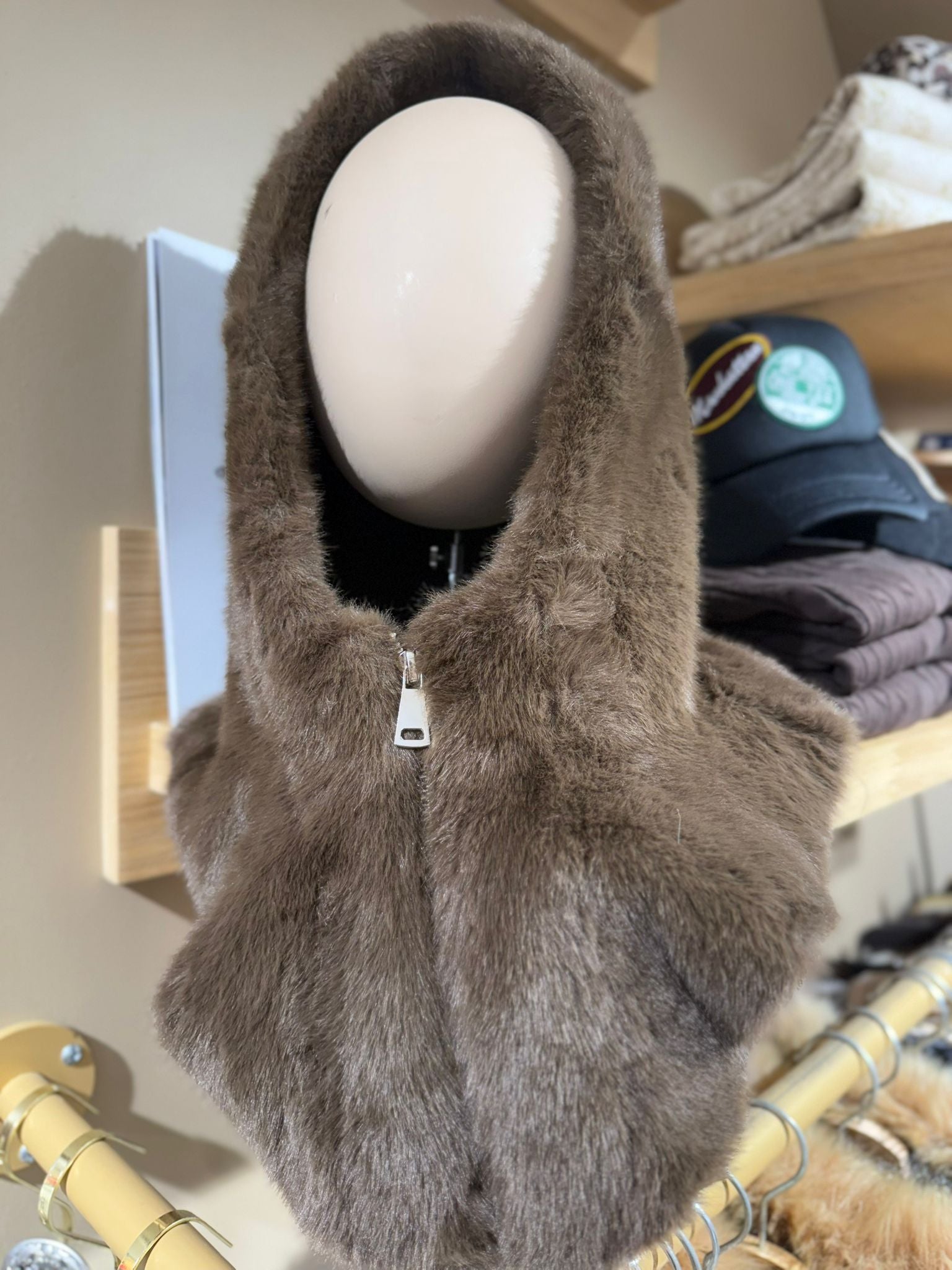 Cagoule en fausse fourrure chocolat Adoré Paris femme – hiver chaud et élégant