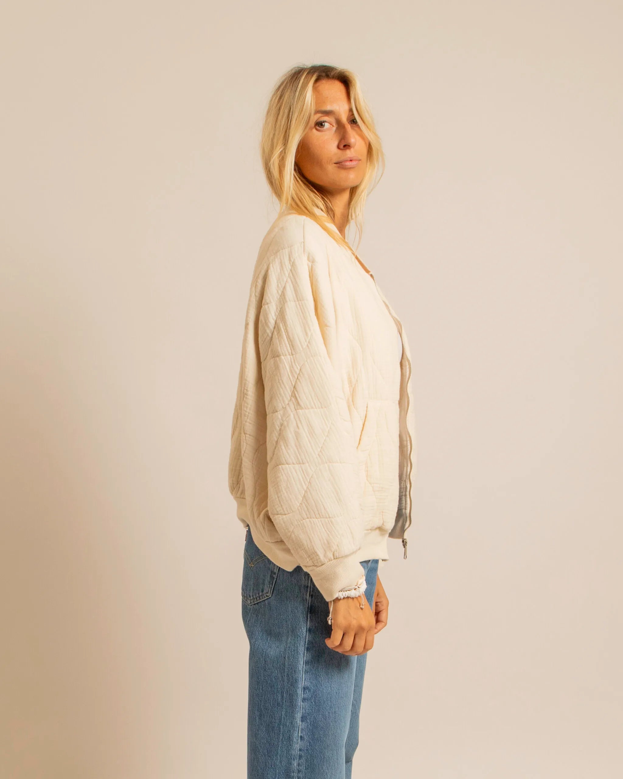 Veste Daytona Femme Crème – Gaz de Coton Premium, Élégante & Confortable, Style Bomber