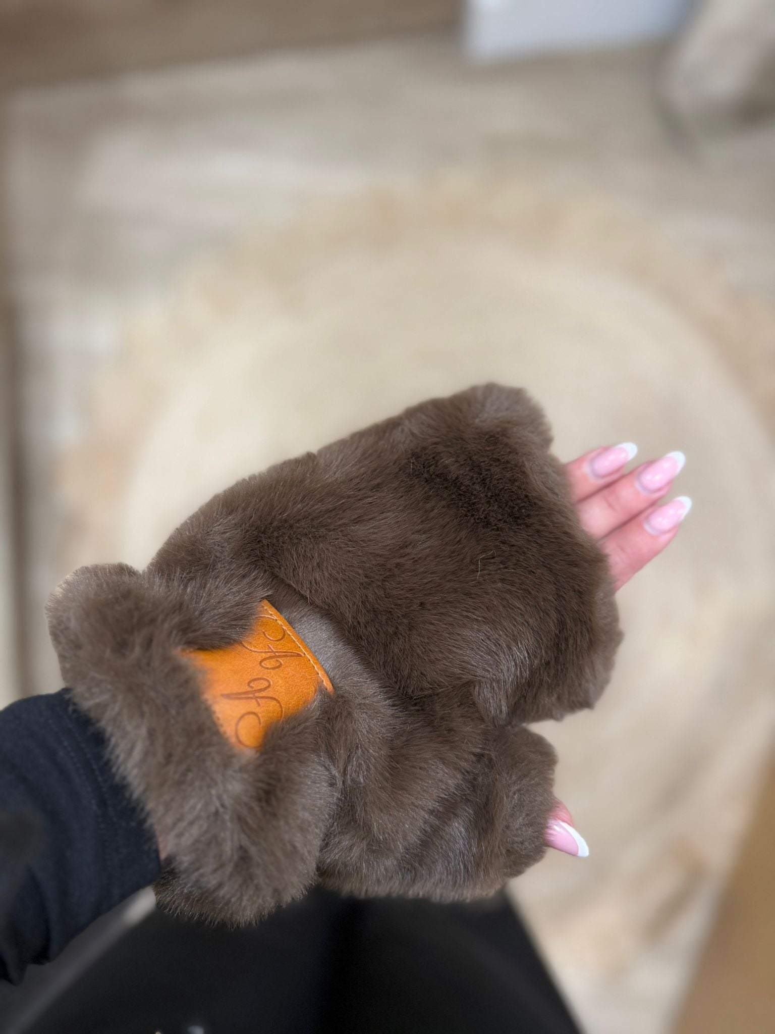 Mitaines Bimba femme Chocolat en fausse fourrure – Adoré Paris, accessoire hiver chaud & confortable