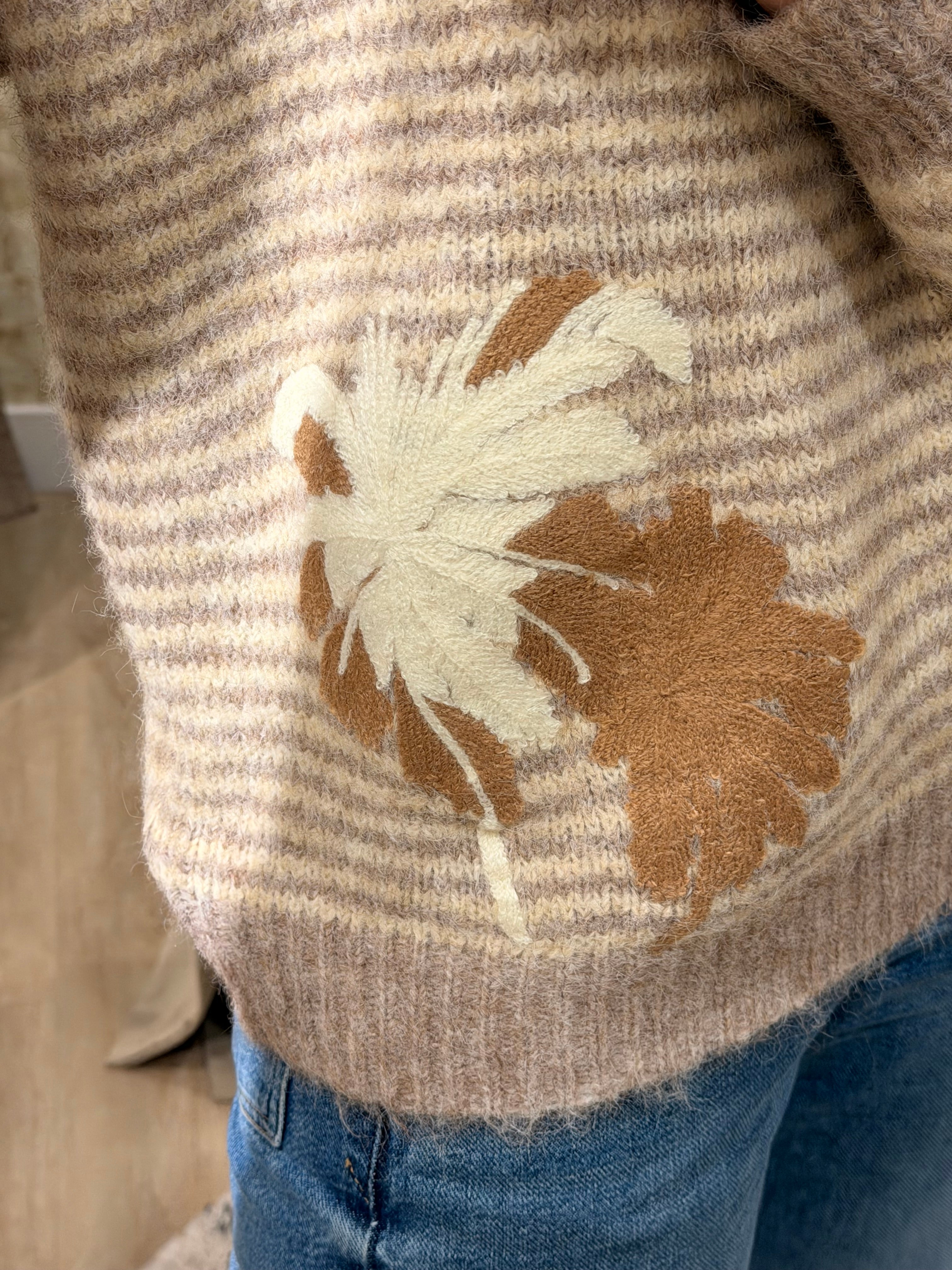 Pull beige rayé motif palmier femme style chic et naturel – Adoré Paris