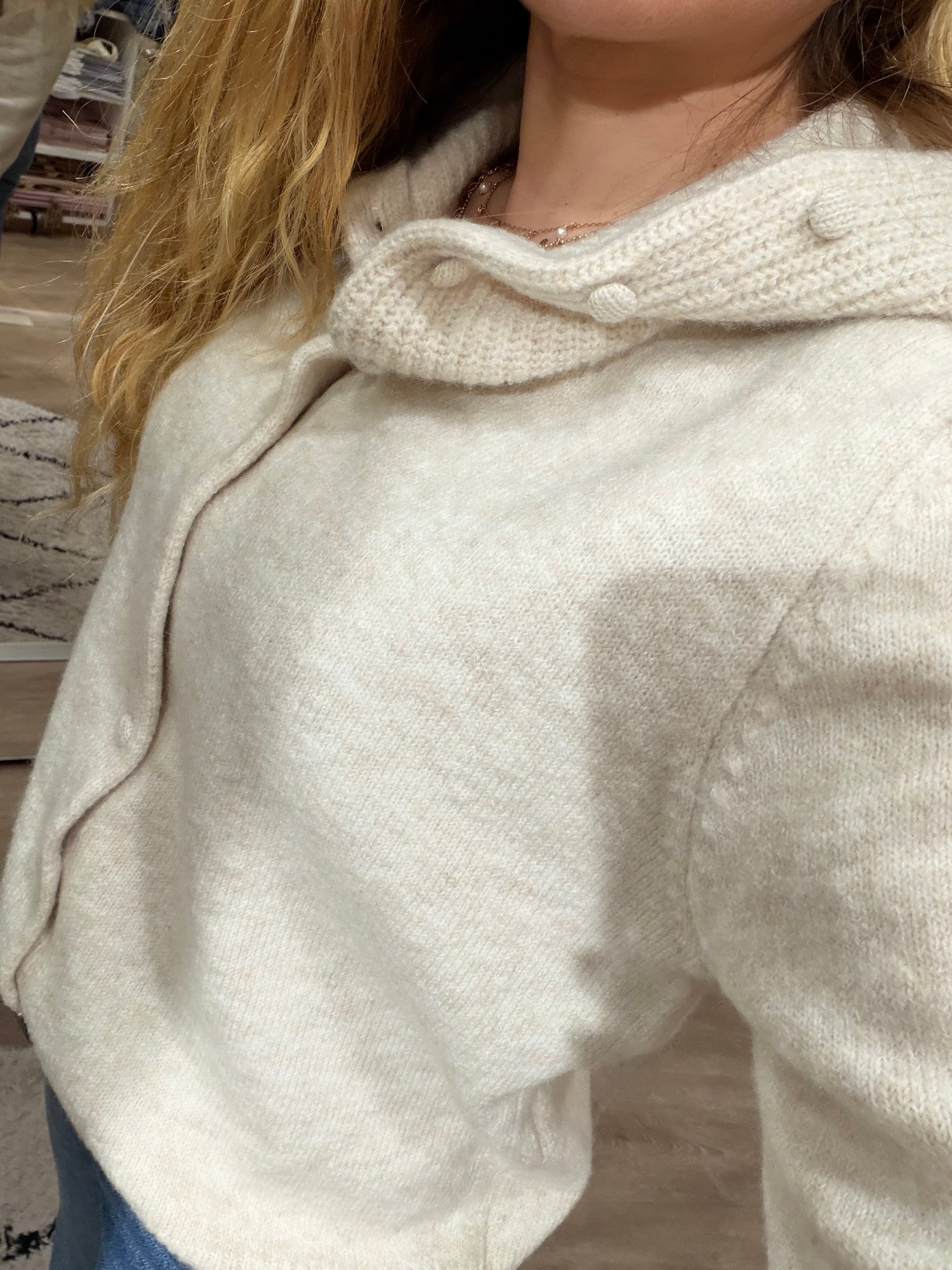 Gilet femme écru à capuche maille douce boutonné style cocooning – Adoré Paris