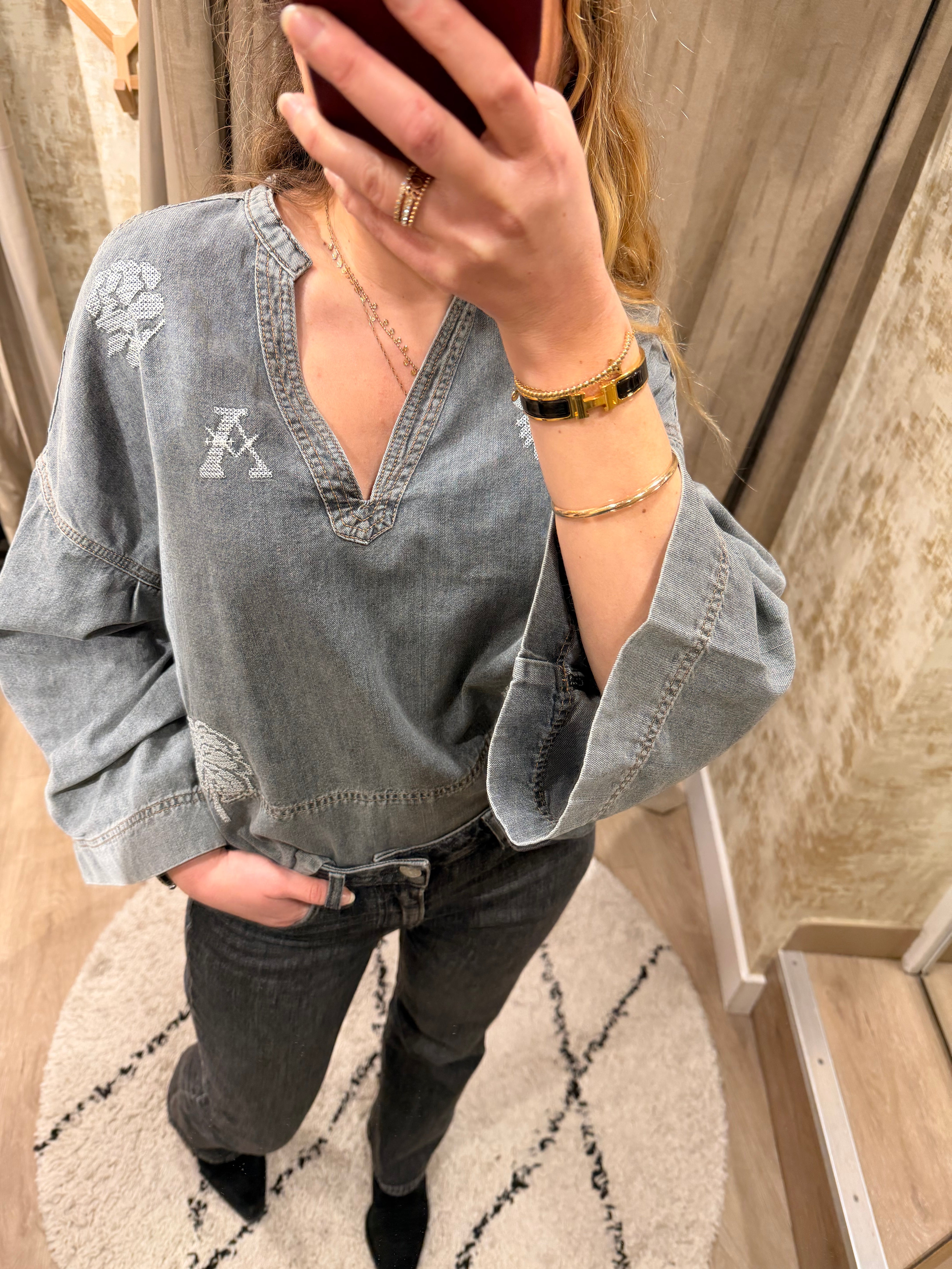 Blouse Donatelo en denim gris ou bleu – coupe ample brodée femme - Adoré Paris