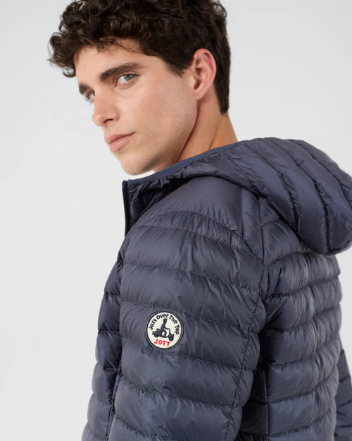 Détail logo et capuche doudoune NICO bluestone homme JOTT