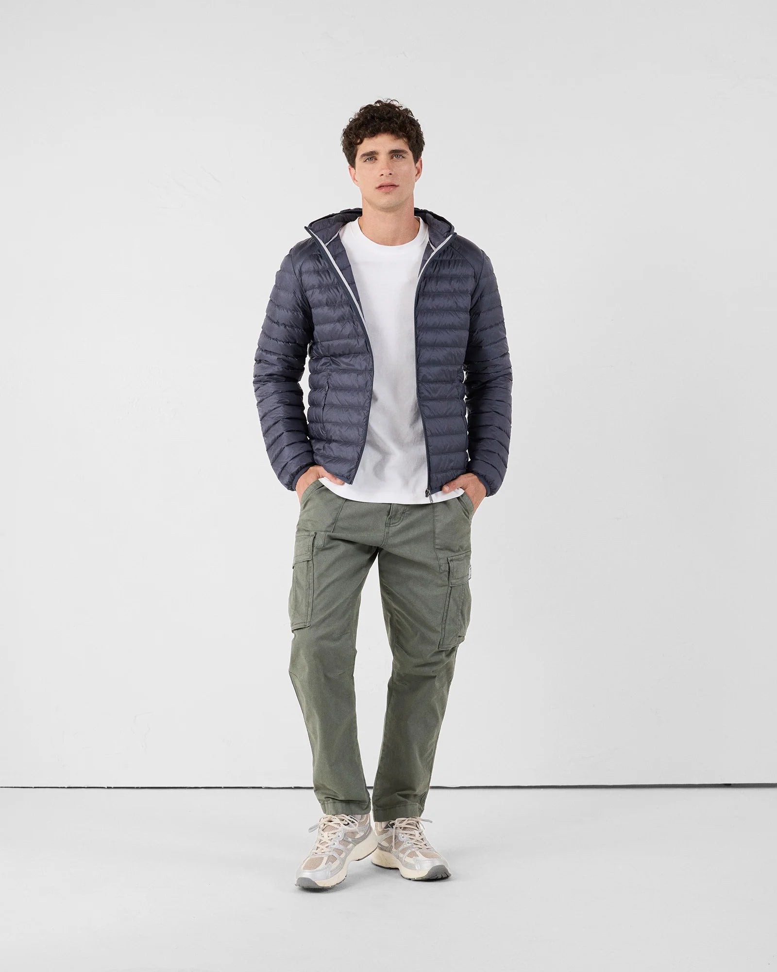 Doudoune homme NICO bluestone JOTT portée look casual avec capuche