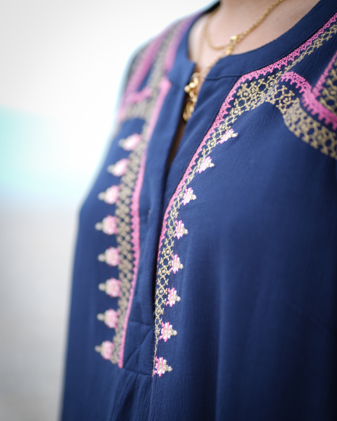 Robe Queen bleu marine broderies bohème chic manches longues – Adoré Paris