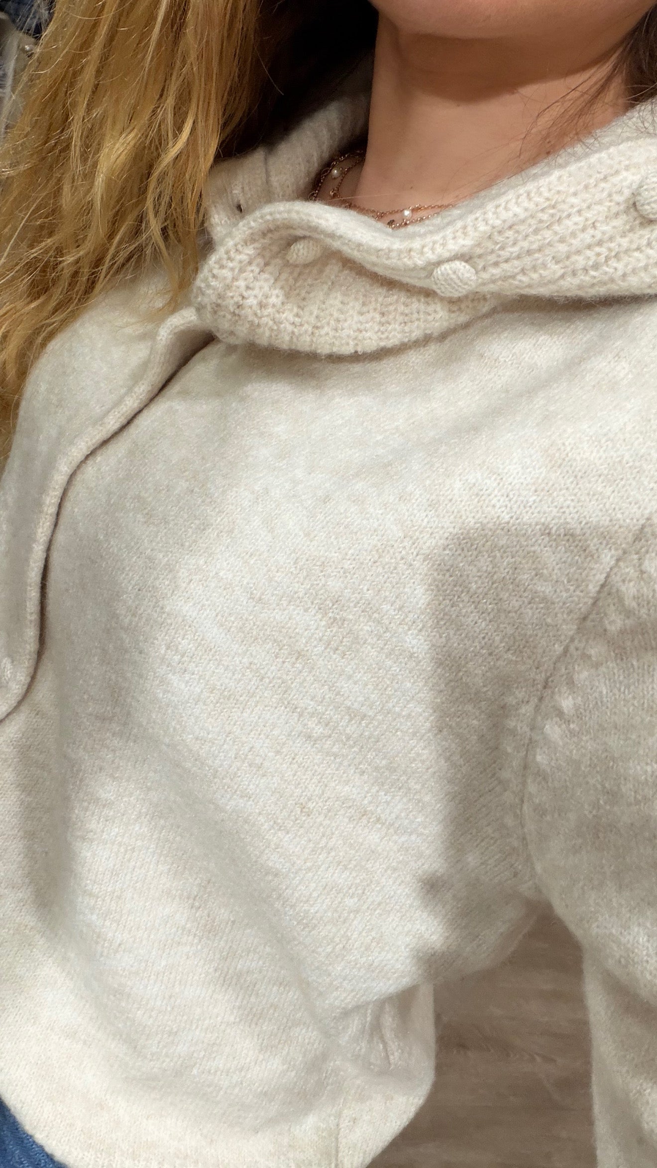 Gilet femme écru à capuche maille douce boutonné style cocooning – Adoré Paris
