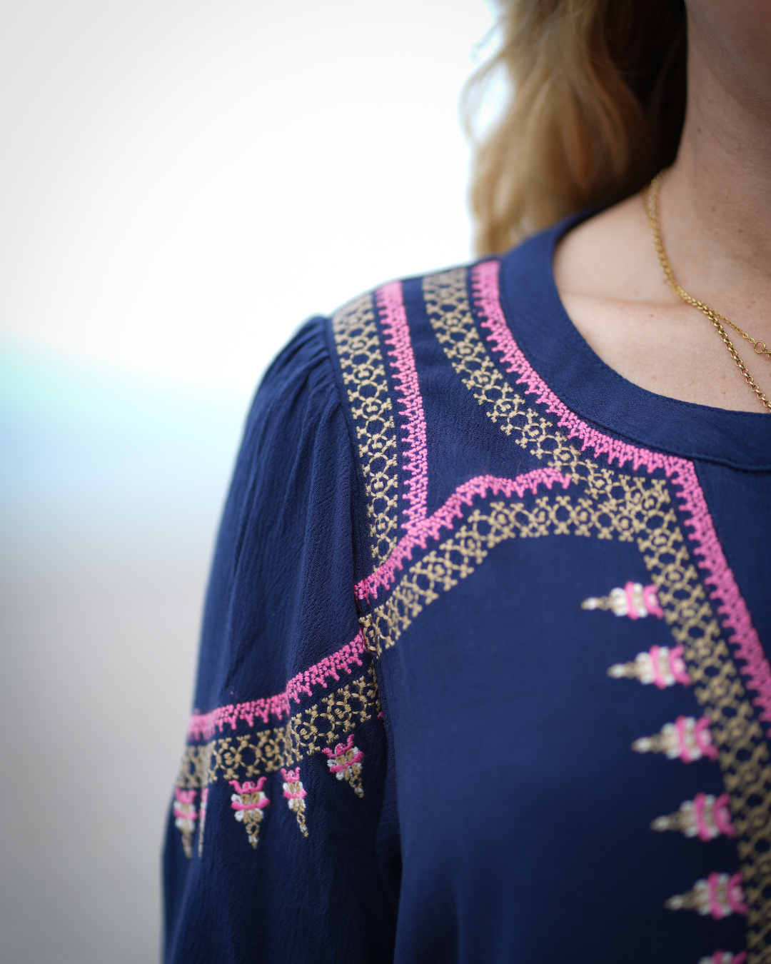 Robe Queen bleu marine broderies bohème chic manches longues – Adoré Paris
