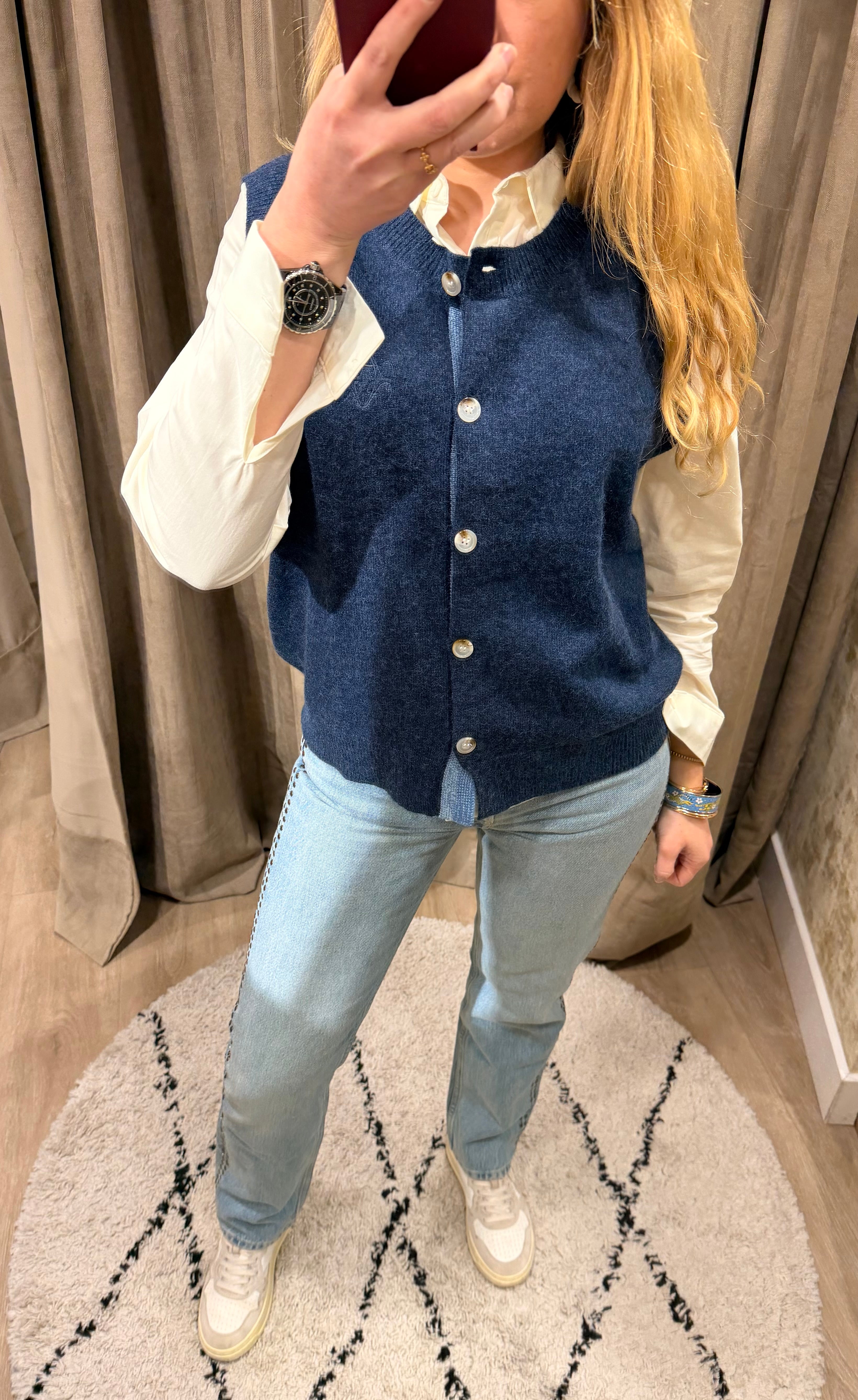 Gilet sans manches femme Léonie à boutons maille fine – Beige, bleu marine, rouge – Adoré Paris