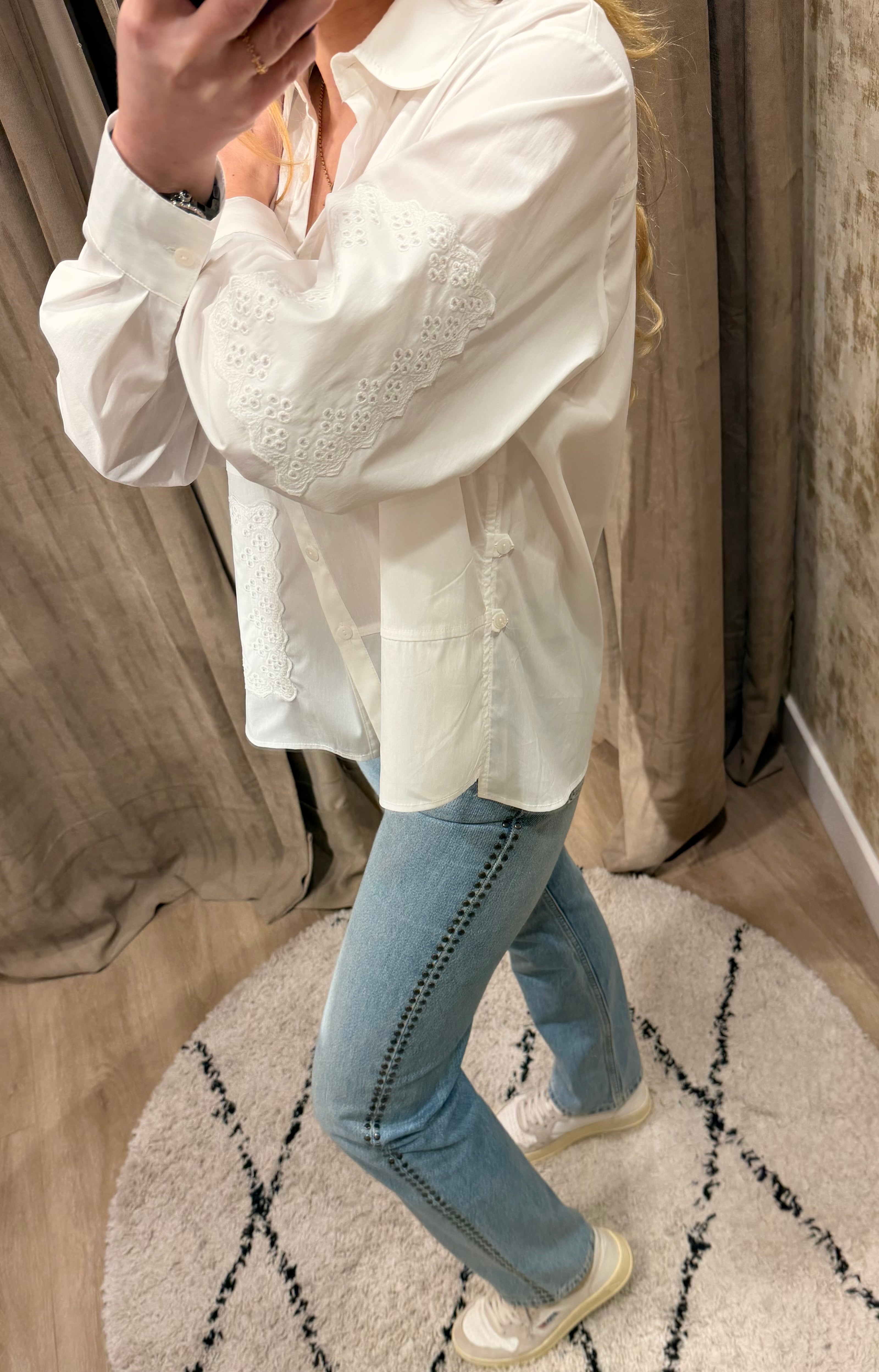 Chemise blanche femme à détails brodés Arlo – coupe moderne Adoré Paris