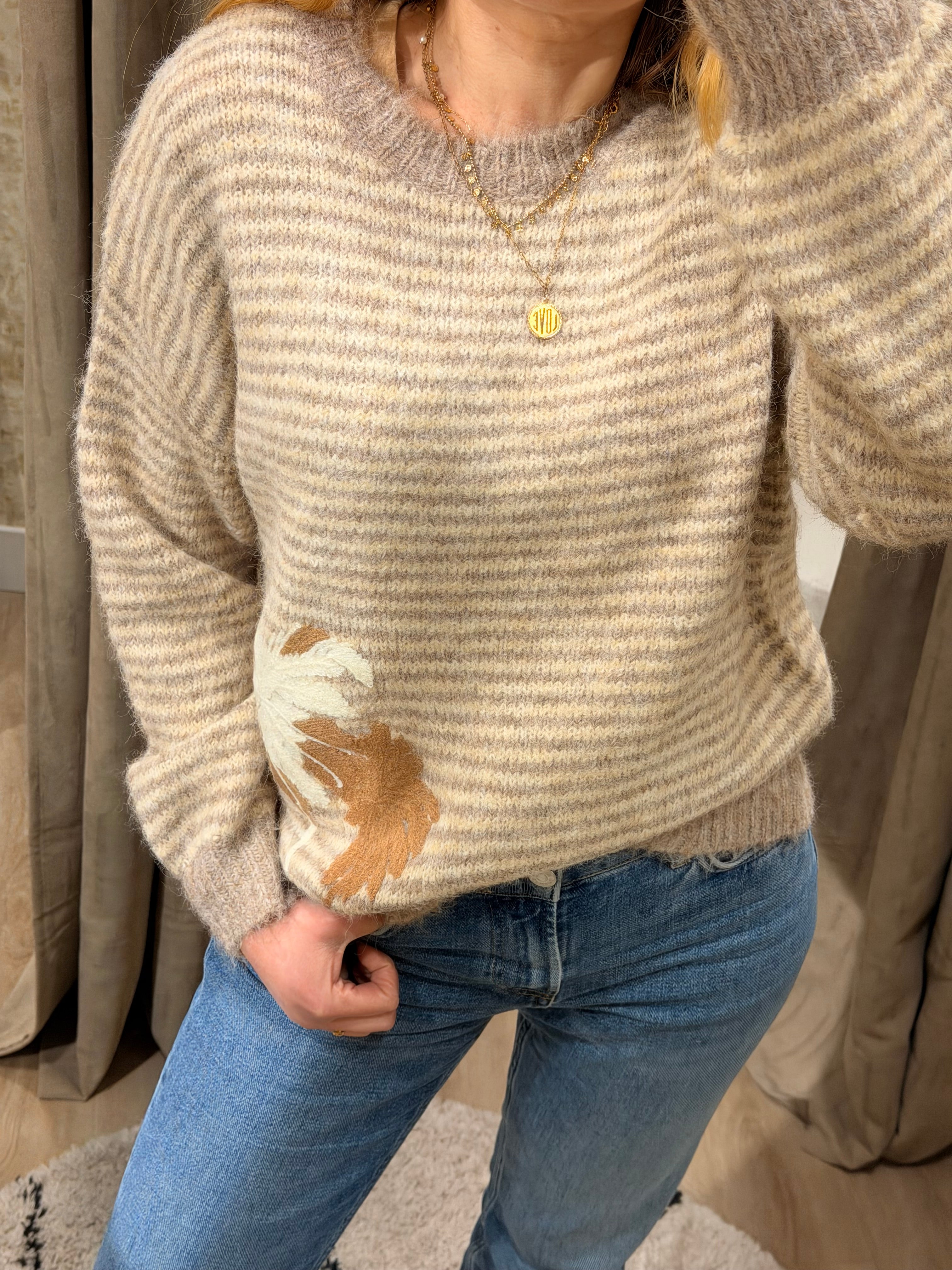 Pull beige rayé motif palmier femme style chic et naturel – Adoré Paris