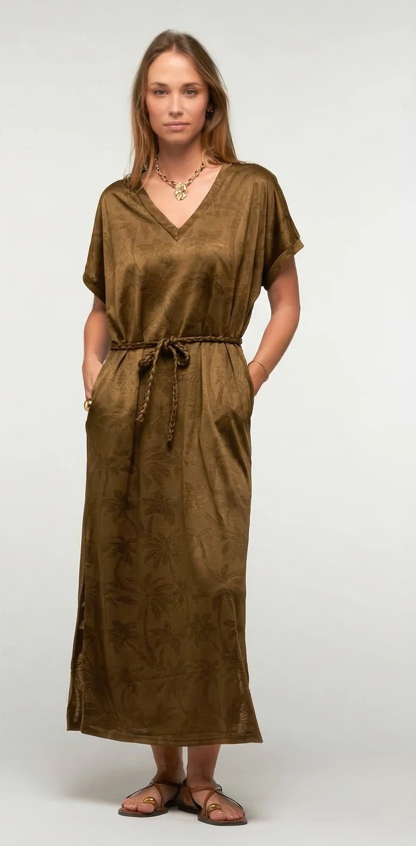 Robe longue satinée Rajina noire ou brun ceinturée col V femme – Adoré Paris