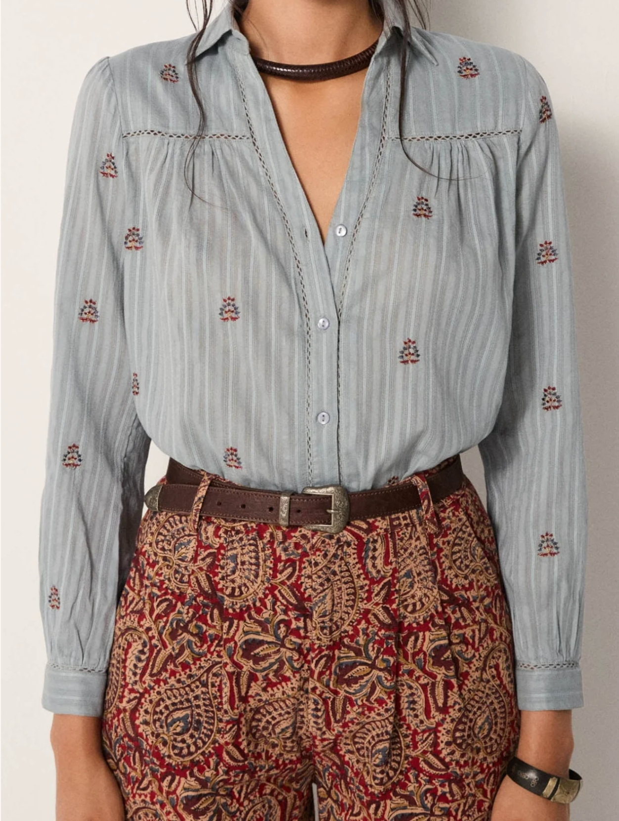 Chemise Amrit bleu gris brodée – Chemise fluide bohème femme élégante – Maison Hôtel