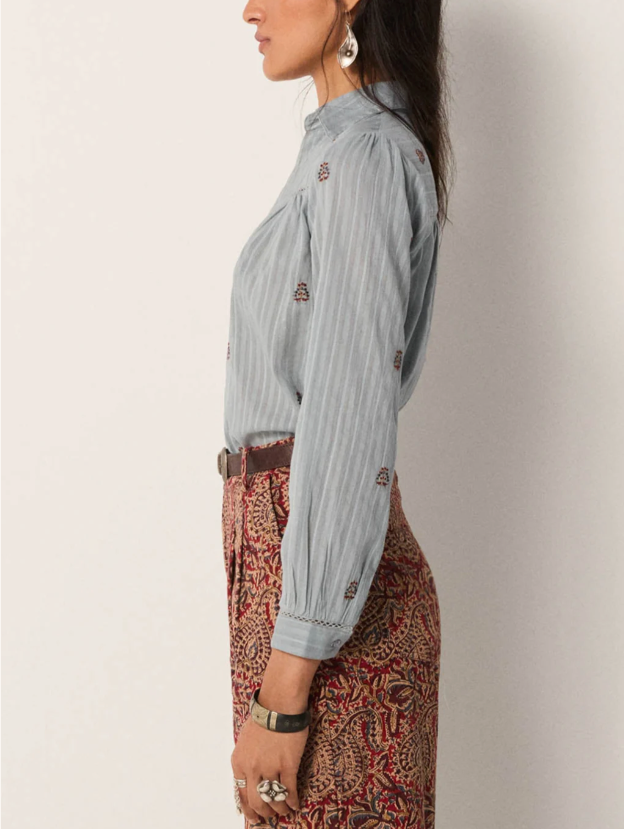 Chemise Amrit bleu gris brodée – Chemise fluide bohème femme élégante – Maison Hôtel