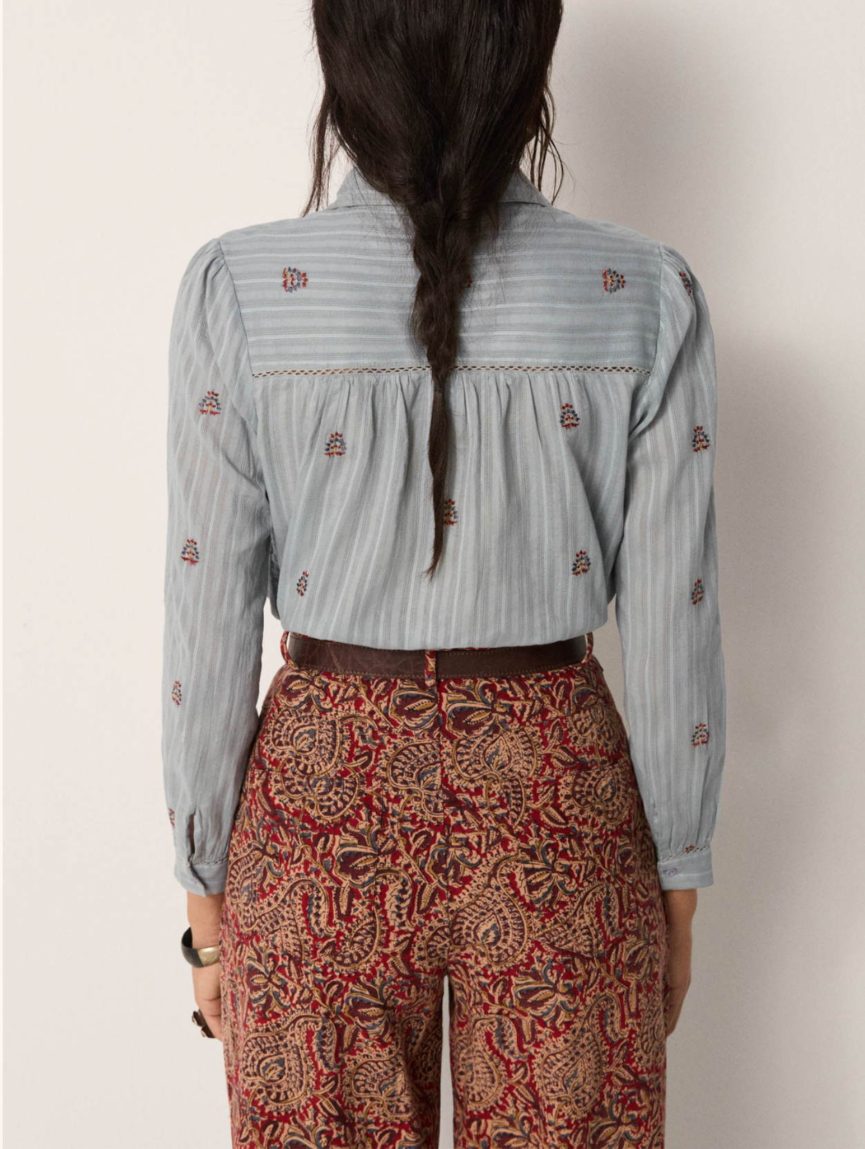 Chemise Amrit bleu gris brodée – Chemise fluide bohème femme élégante – Maison Hôtel
