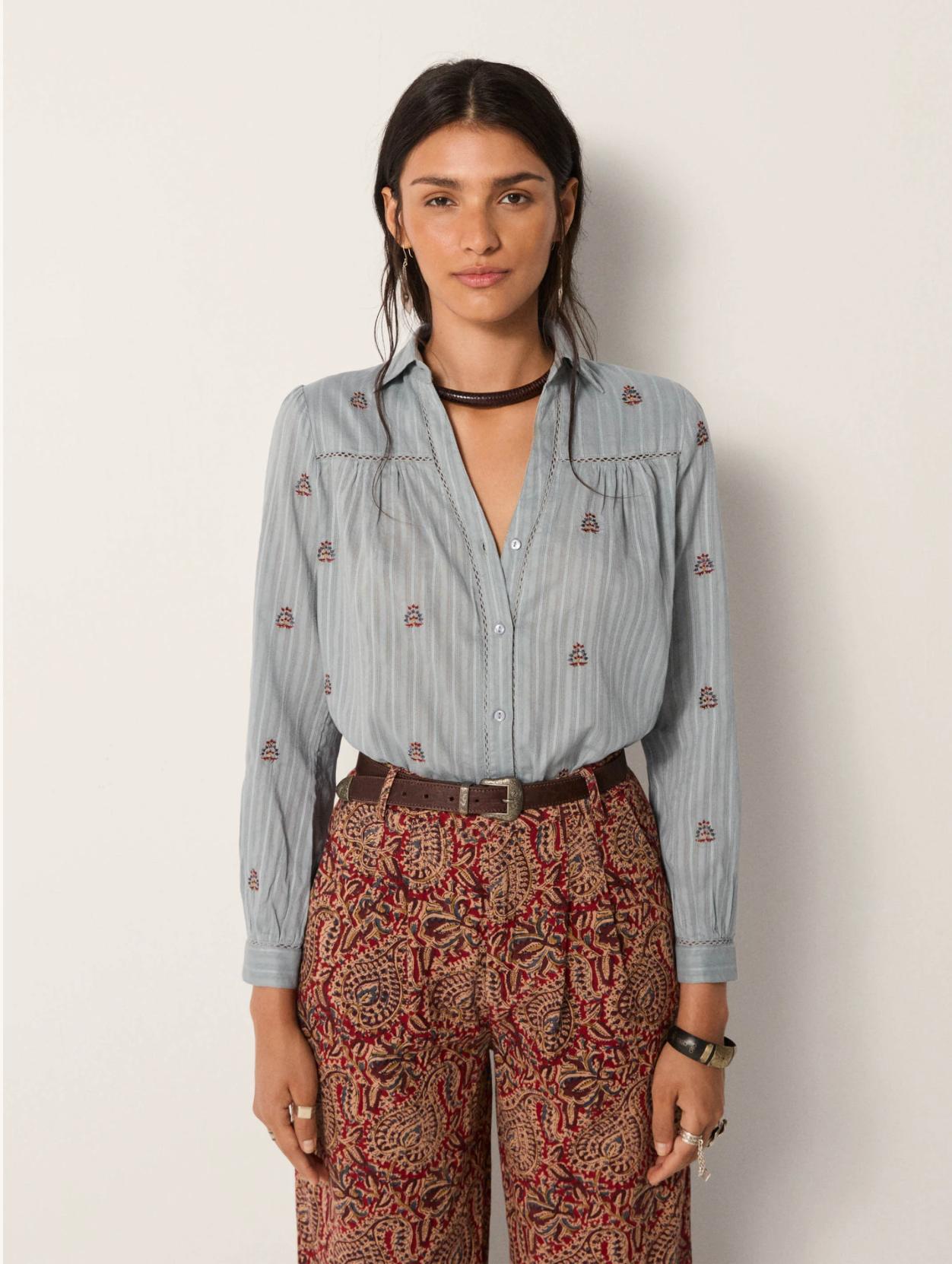 Chemise Amrit bleu gris brodée – Chemise fluide bohème femme élégante – Maison Hôtel