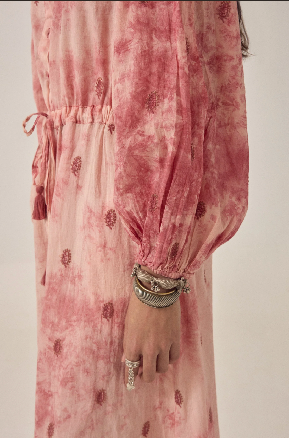 Robe Freya longue rose tie and dye – Robe bohème fluide manches longues femme – Maison Hôtel