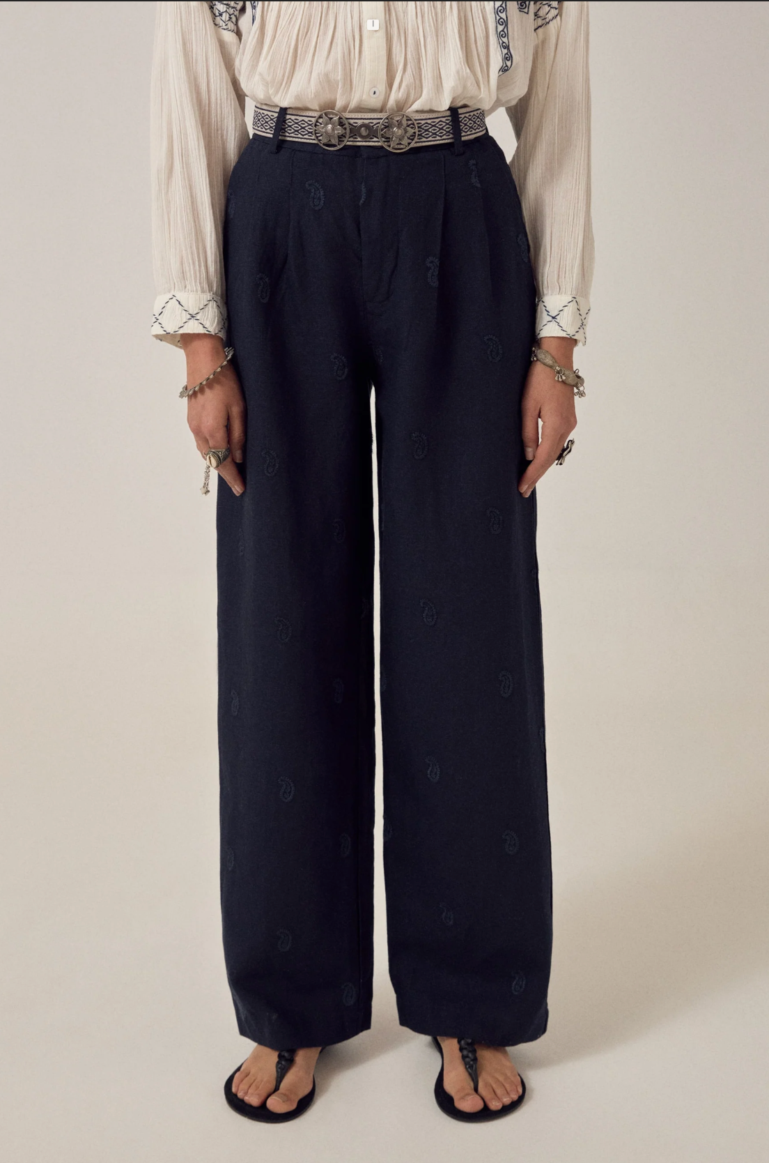 Pantalon Otto bleu marine fluide – Pantalon large taille haute femme élégant – Maison Hôtel