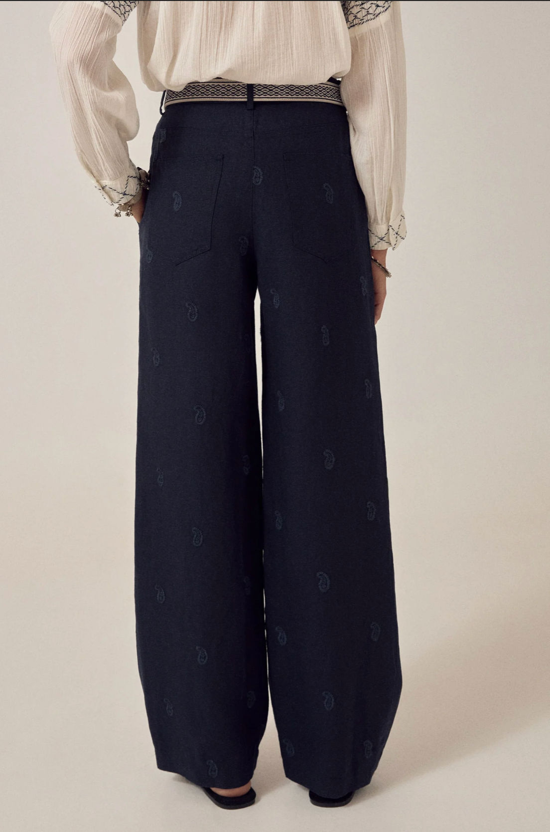 Pantalon Otto bleu marine fluide – Pantalon large taille haute femme élégant – Maison Hôtel