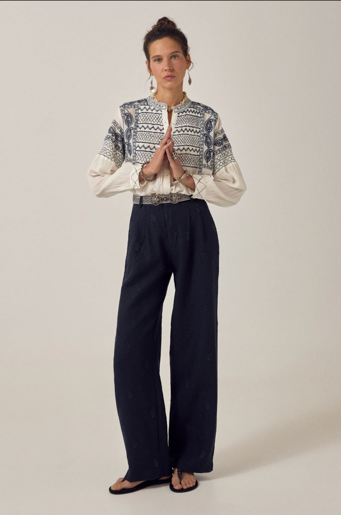 Pantalon Otto bleu marine fluide – Pantalon large taille haute femme élégant – Maison Hôtel