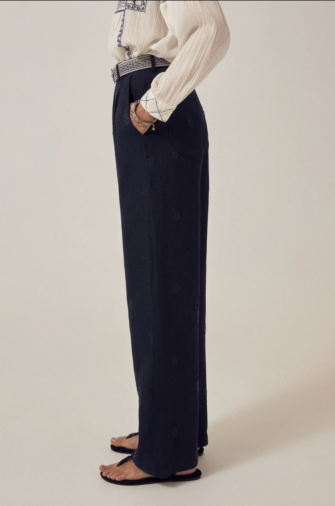 Pantalon Otto bleu marine fluide – Pantalon large taille haute femme élégant – Maison Hôtel