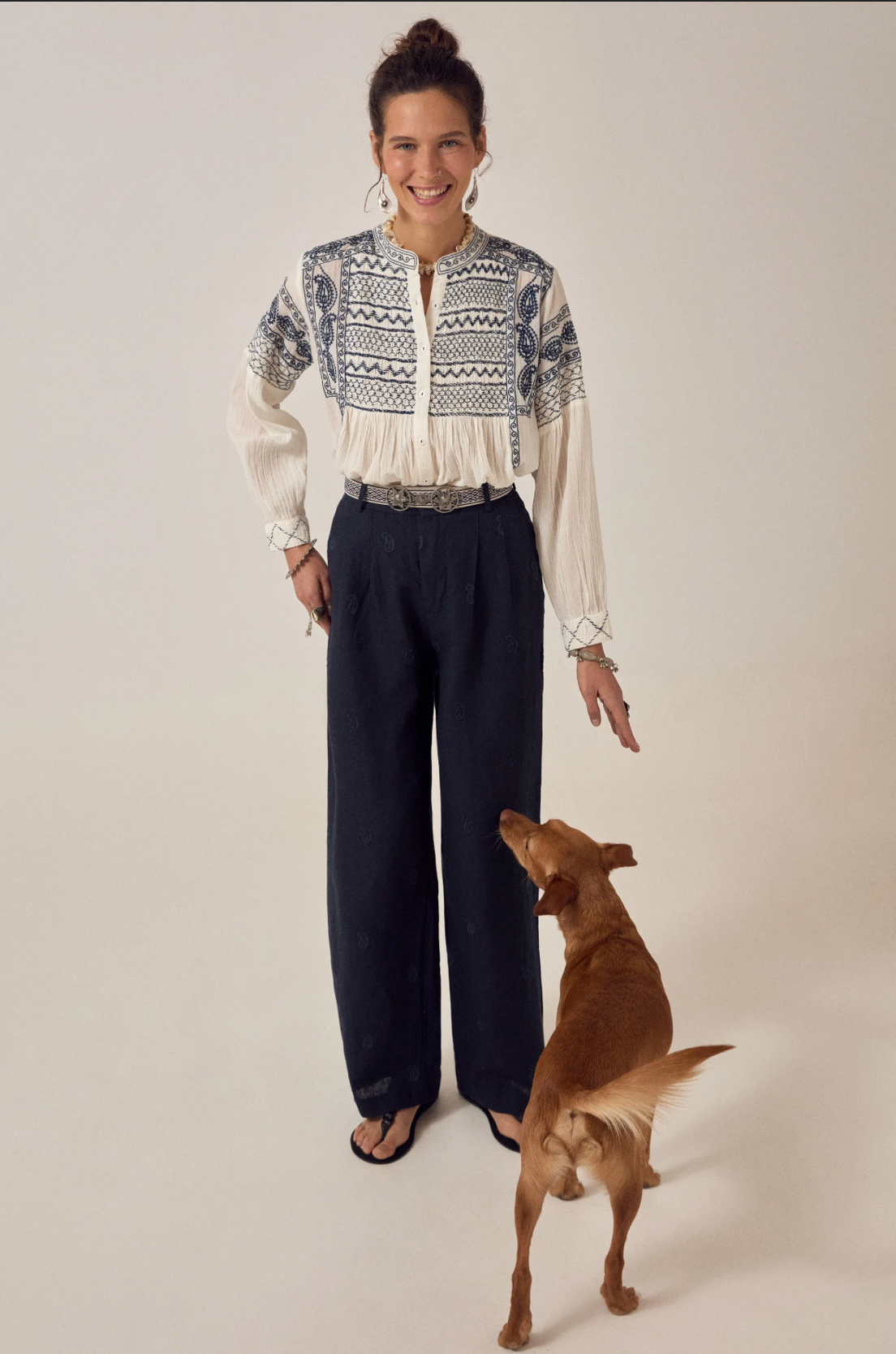 Pantalon Otto bleu marine fluide – Pantalon large taille haute femme élégant – Maison Hôtel