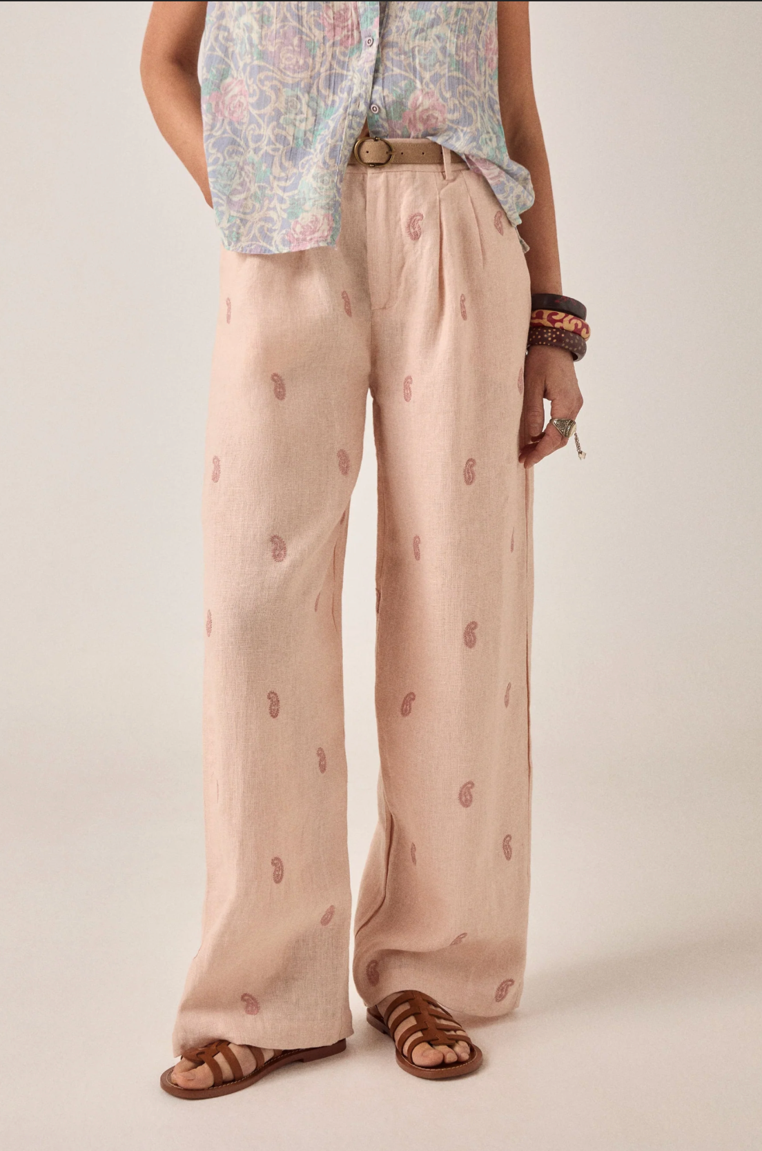 Pantalon Otto beige rosé fluide – Pantalon large taille haute imprimé femme – Maison Hôtel