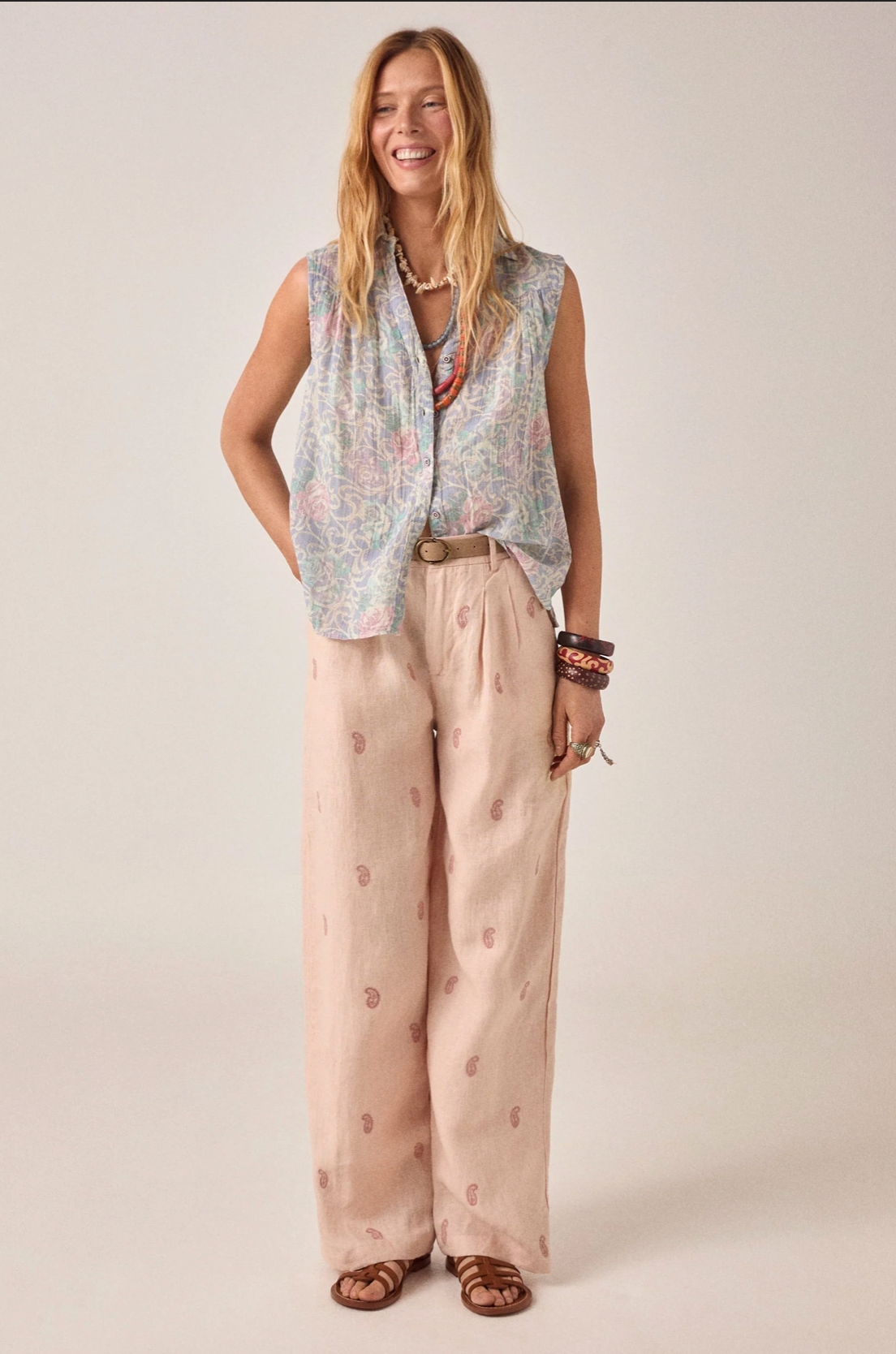 Pantalon Otto beige rosé fluide – Pantalon large taille haute imprimé femme – Maison Hôtel