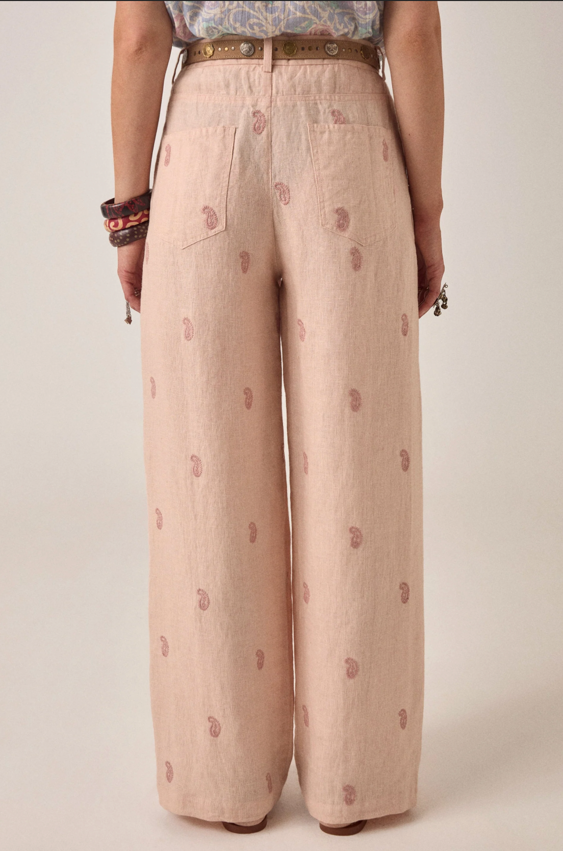 Pantalon Otto beige rosé fluide – Pantalon large taille haute imprimé femme – Maison Hôtel