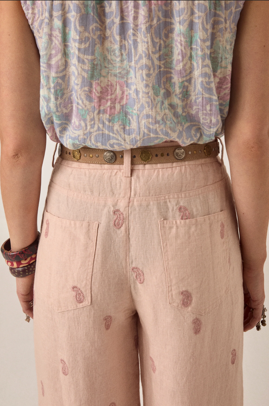 Pantalon Otto beige rosé fluide – Pantalon large taille haute imprimé femme – Maison Hôtel
