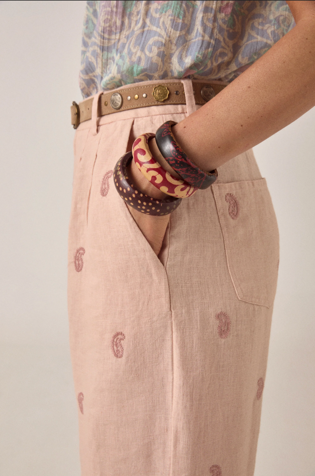 Pantalon Otto beige rosé fluide – Pantalon large taille haute imprimé femme – Maison Hôtel