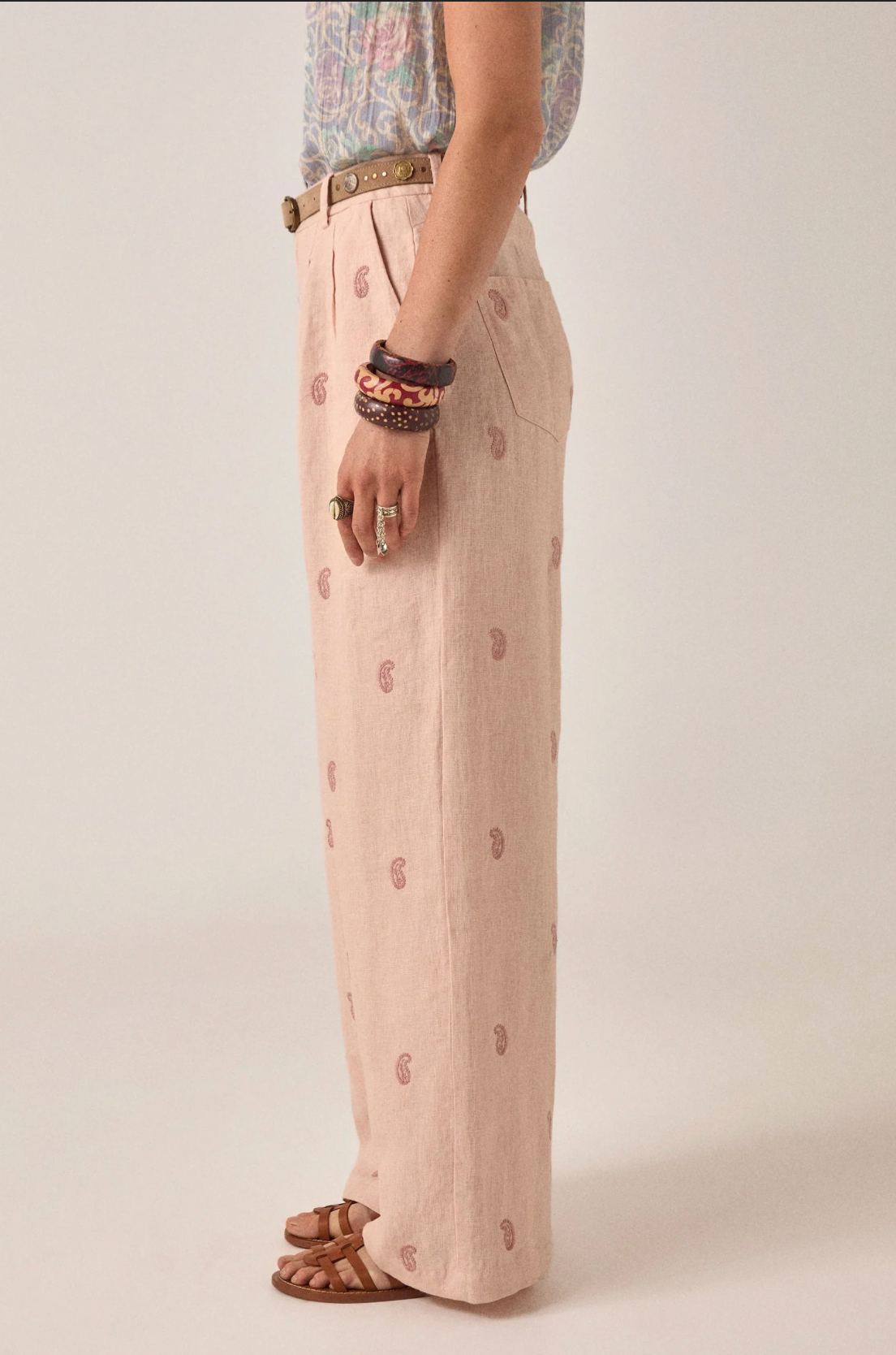 Pantalon Otto beige rosé fluide – Pantalon large taille haute imprimé femme – Maison Hôtel