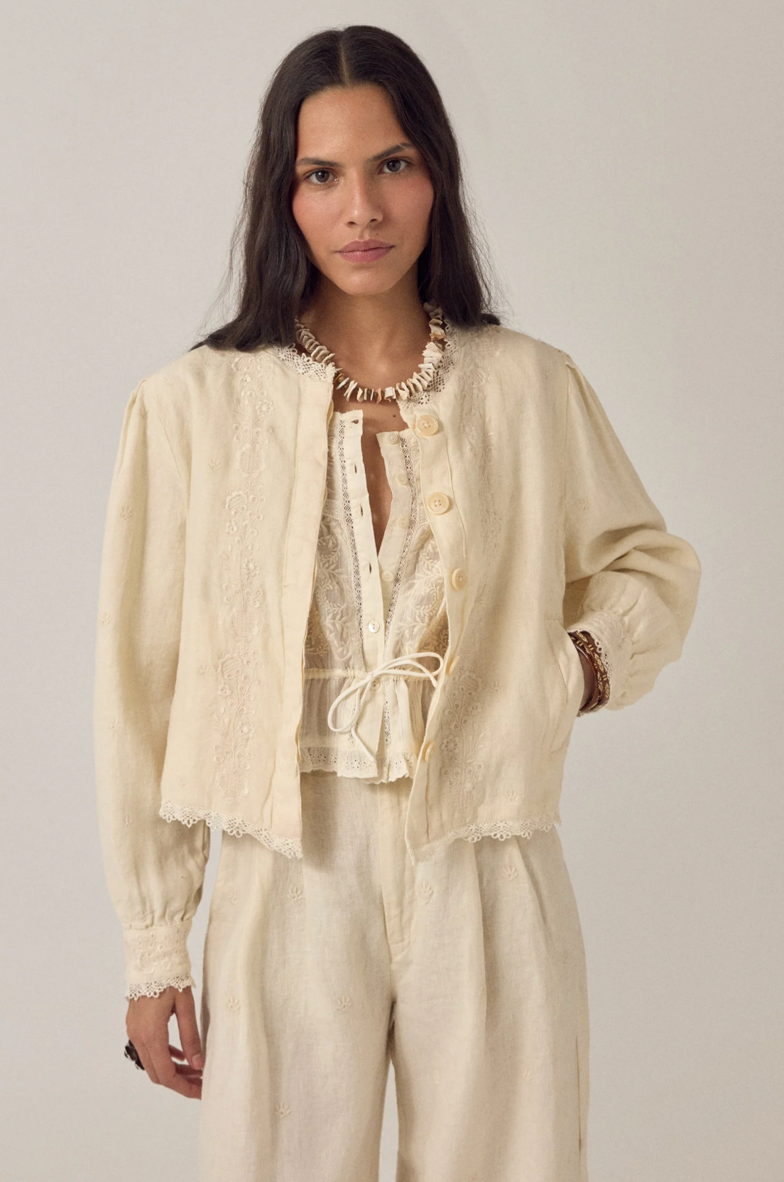 Veste Otelo beige en Lin – Veste légère brodée femme élégante – Maison Hôtel