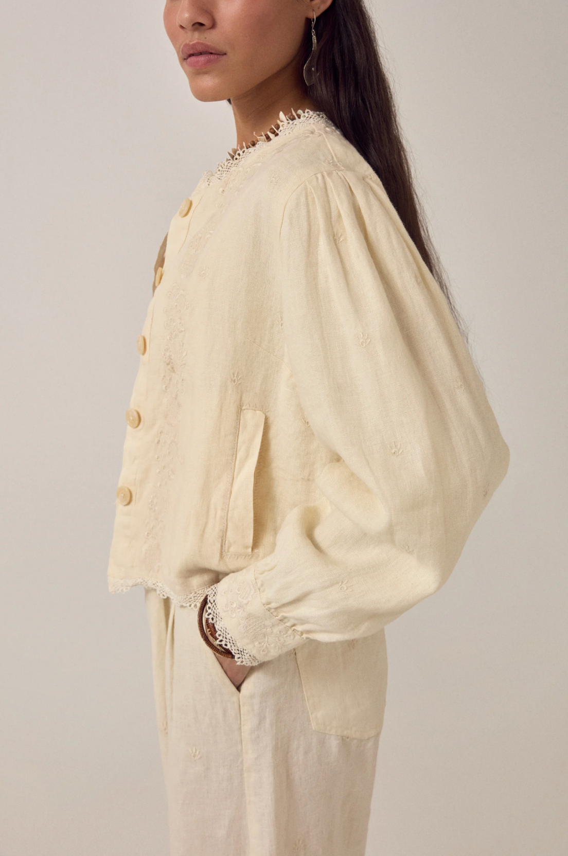 Veste Otelo beige en Lin – Veste légère brodée femme élégante – Maison Hôtel