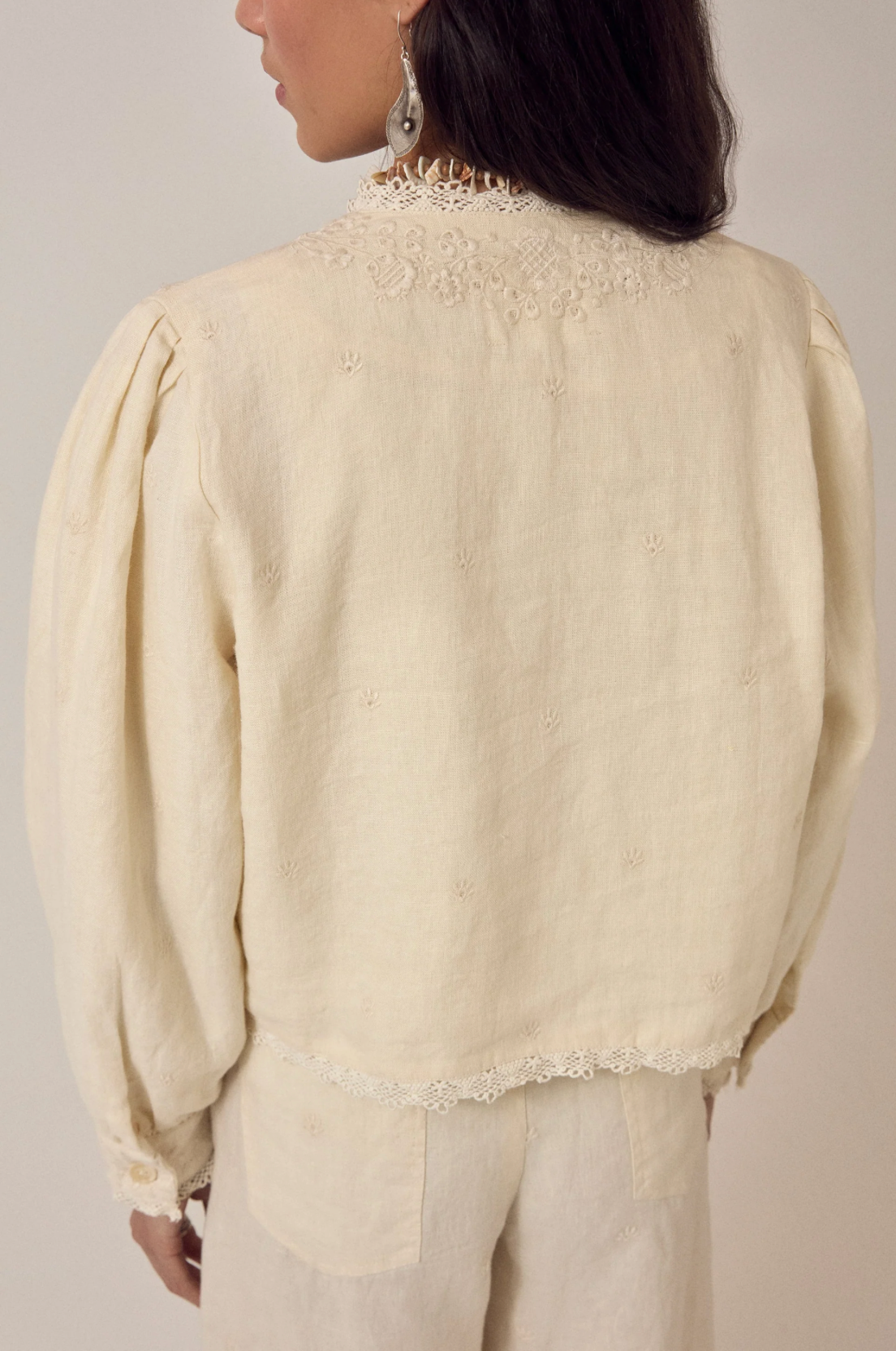Veste Otelo beige en Lin – Veste légère brodée femme élégante – Maison Hôtel