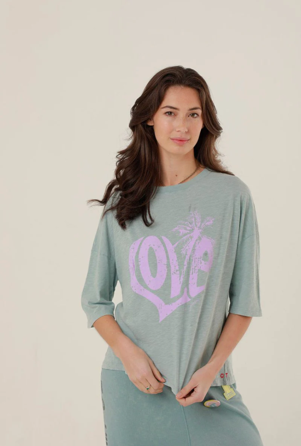 T-shirt femme ANNA bleu stone et Kaki en coton, coupe loose imprimé LOVE – One Tee