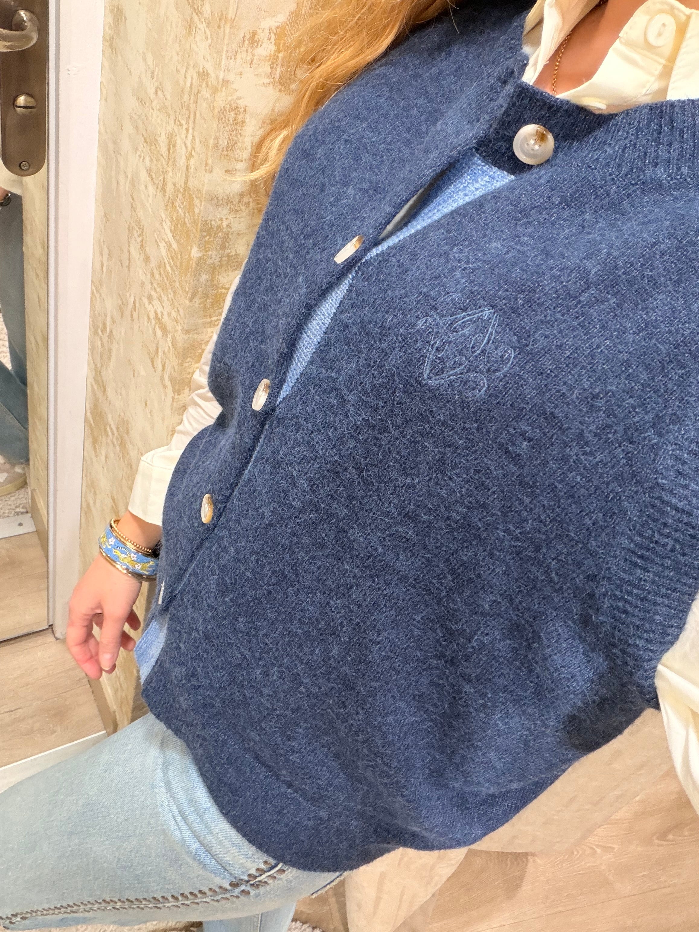 Gilet sans manches femme Léonie à boutons maille fine – Beige, bleu marine, rouge – Adoré Paris
