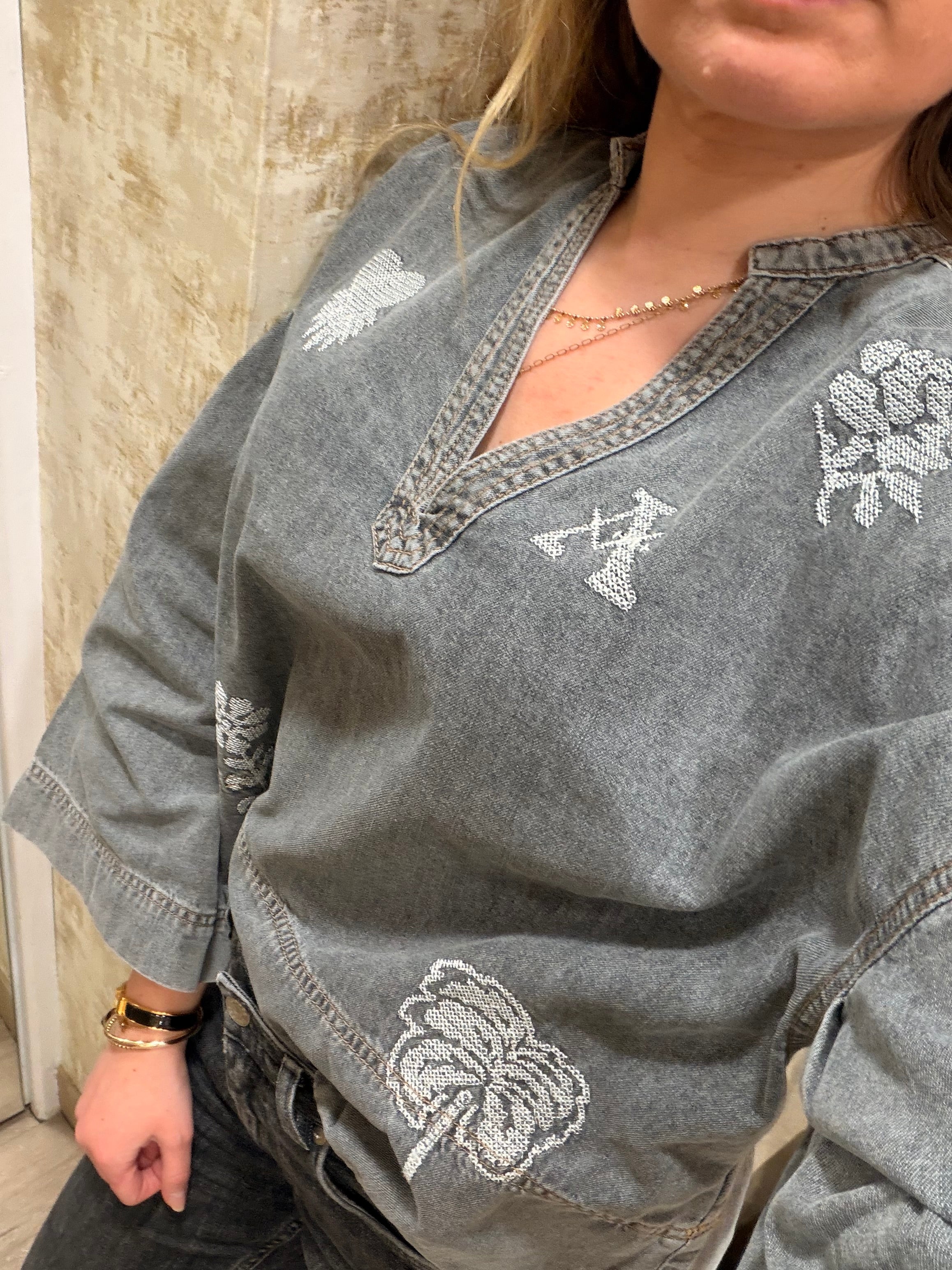 Blouse Donatelo en denim gris ou bleu – coupe ample brodée femme - Adoré Paris