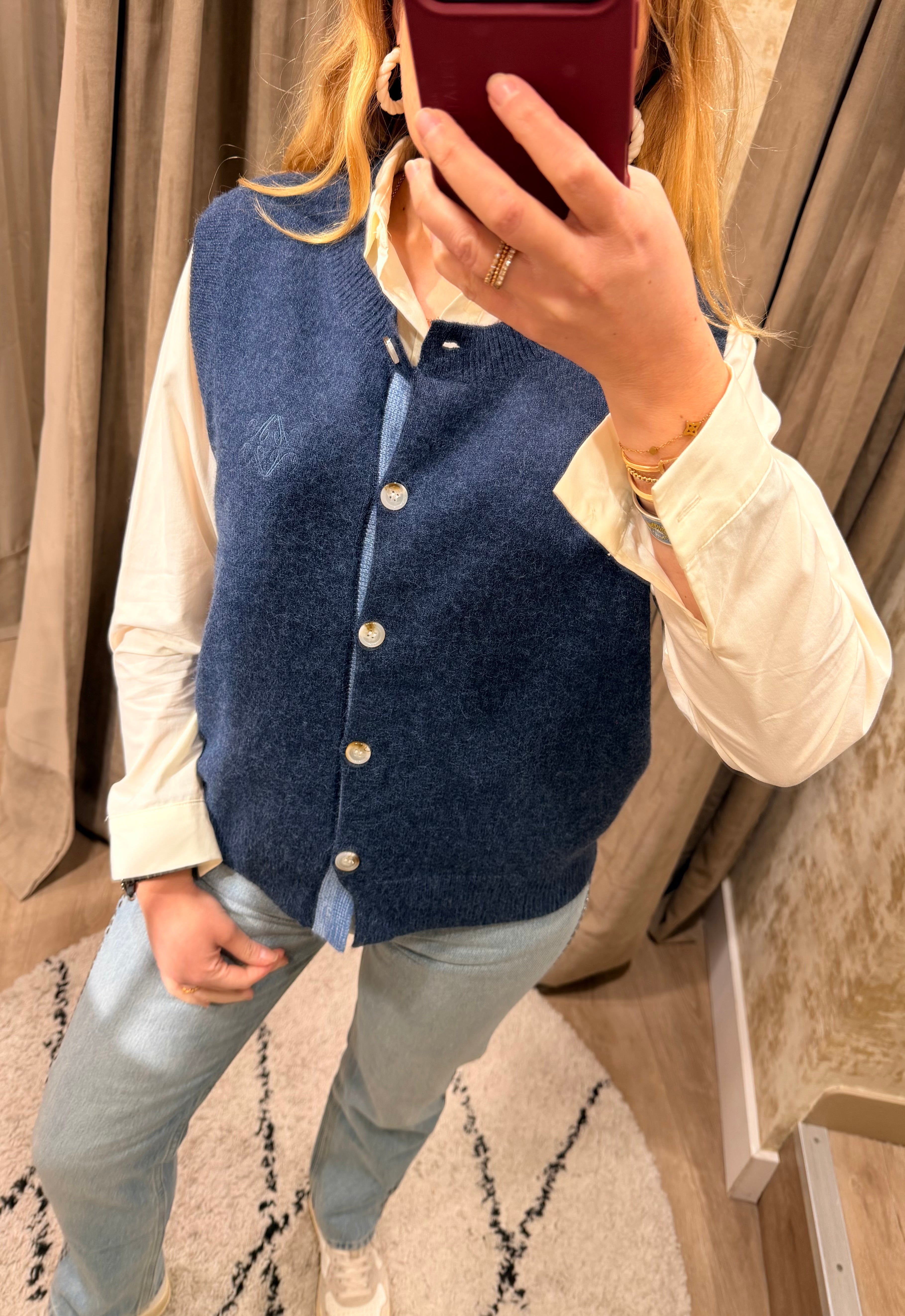 Gilet sans manches femme Léonie à boutons maille fine – Beige, bleu marine, rouge – Adoré Paris